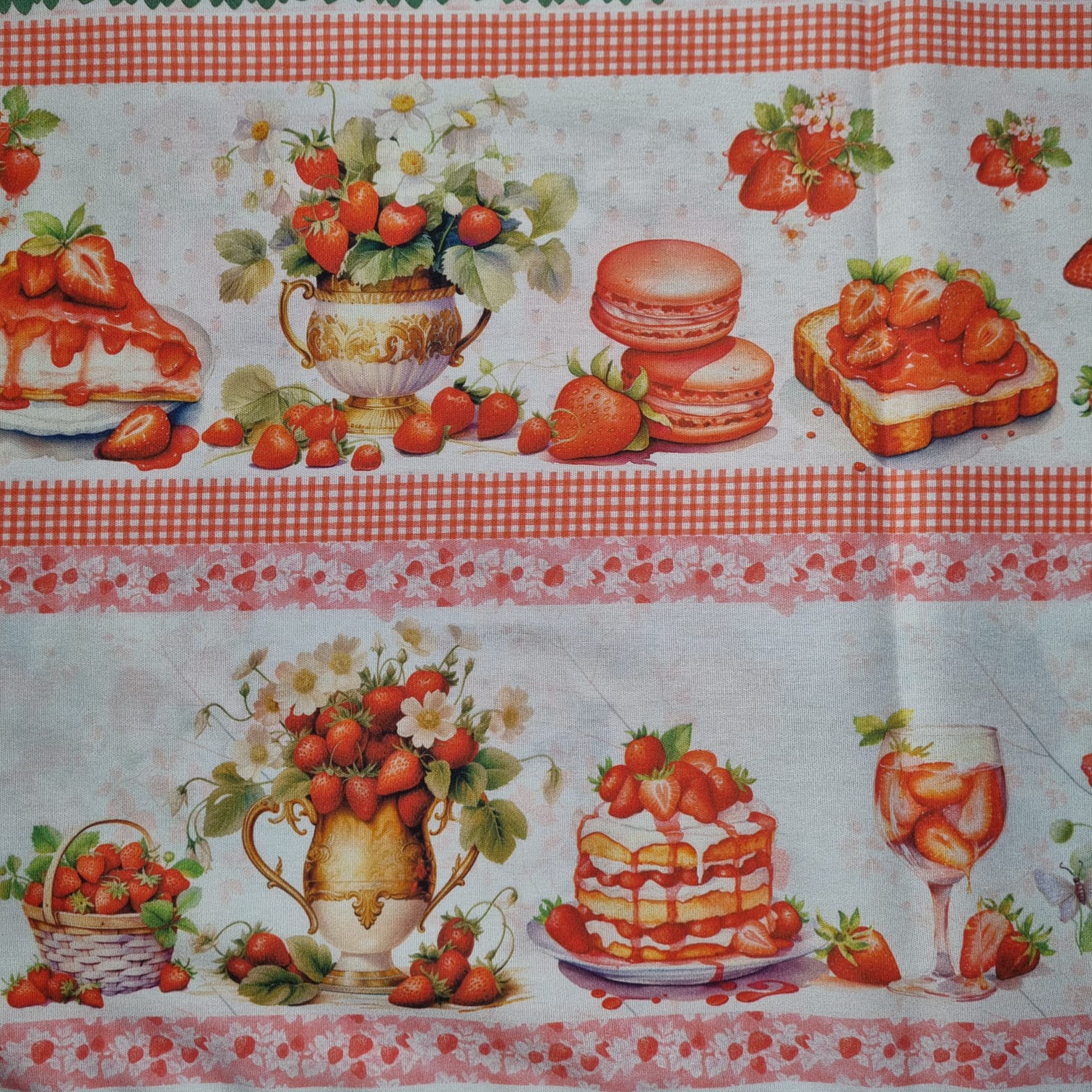 Tecido Tricoline Digital Barrado Morango e Bolos