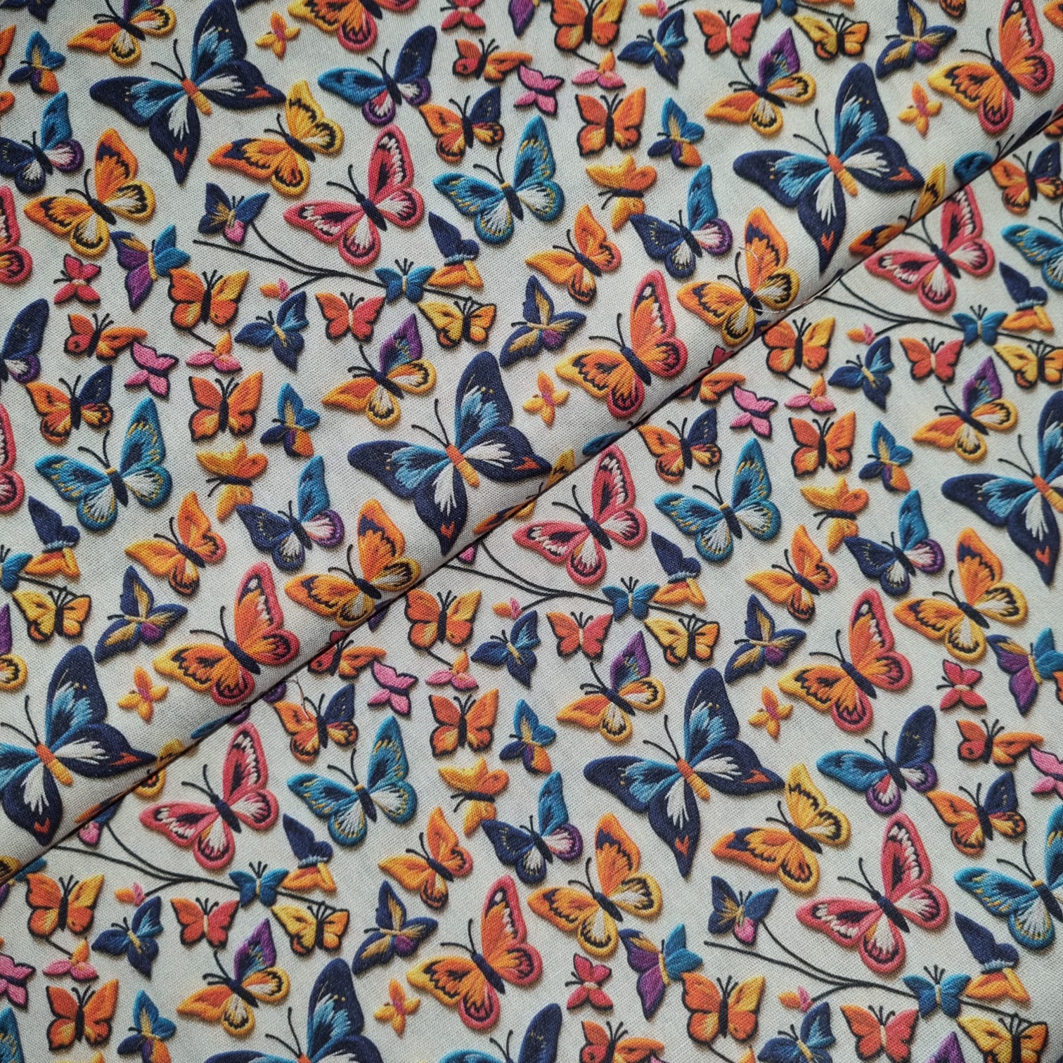 Tecido Tricoline Digital Bordados de Borboletas fd Branco
