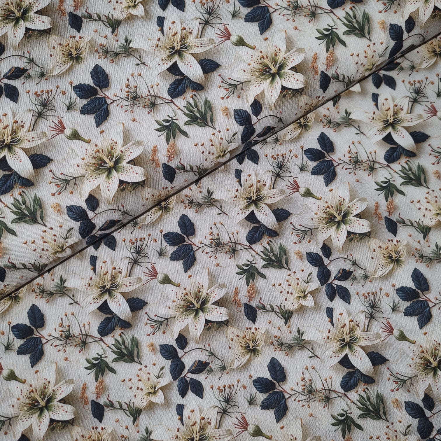 Tecido Tricoline Digital Floral Lírios Brancos e Azul Noite