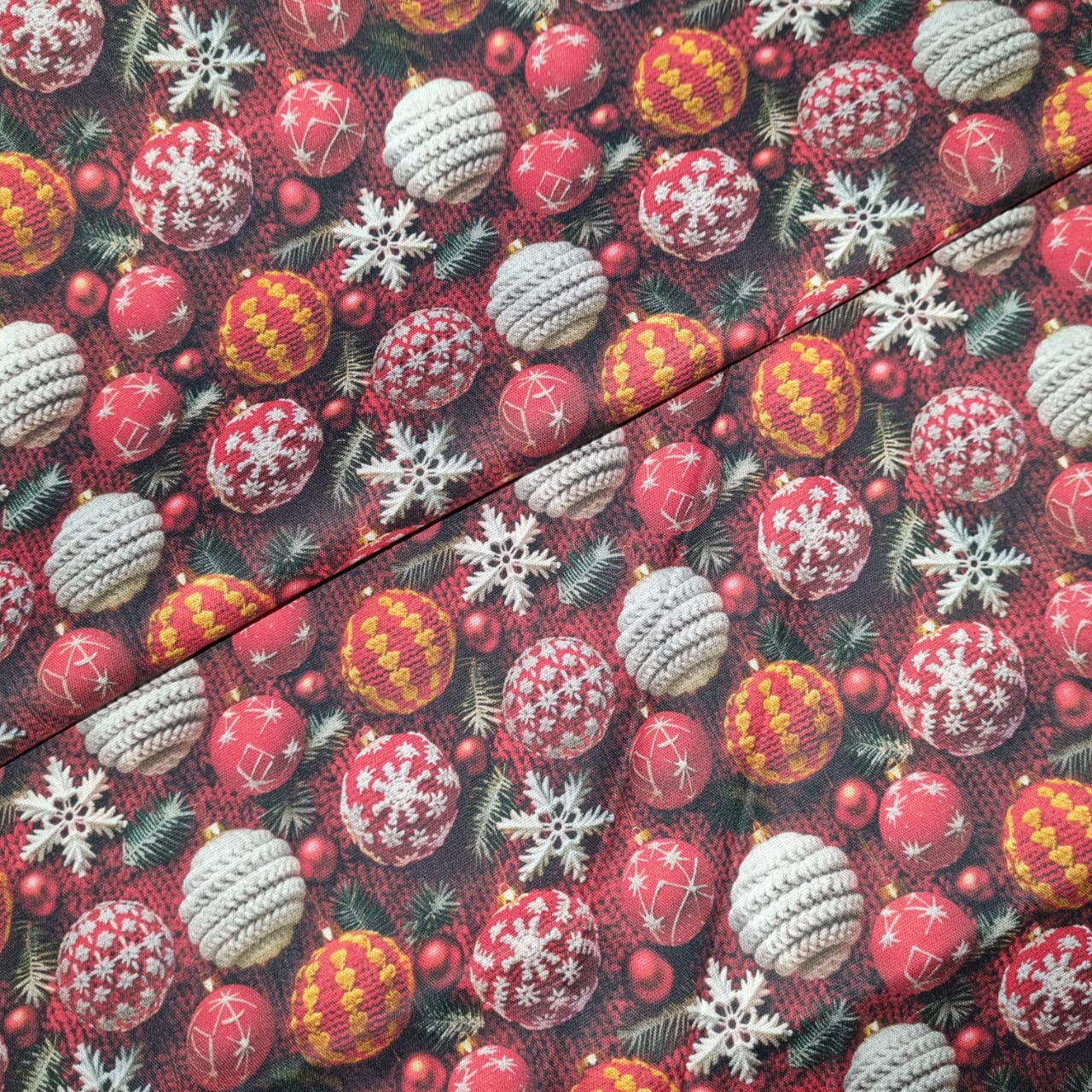 Tecido Tricoline Digital Natalino Bolas de Natal em Crochê