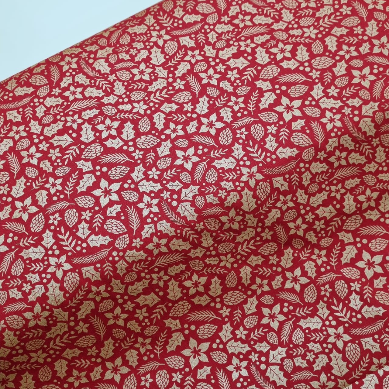 Tecido Tricoline Natalino Ramos e Pinhas fd Vermelho