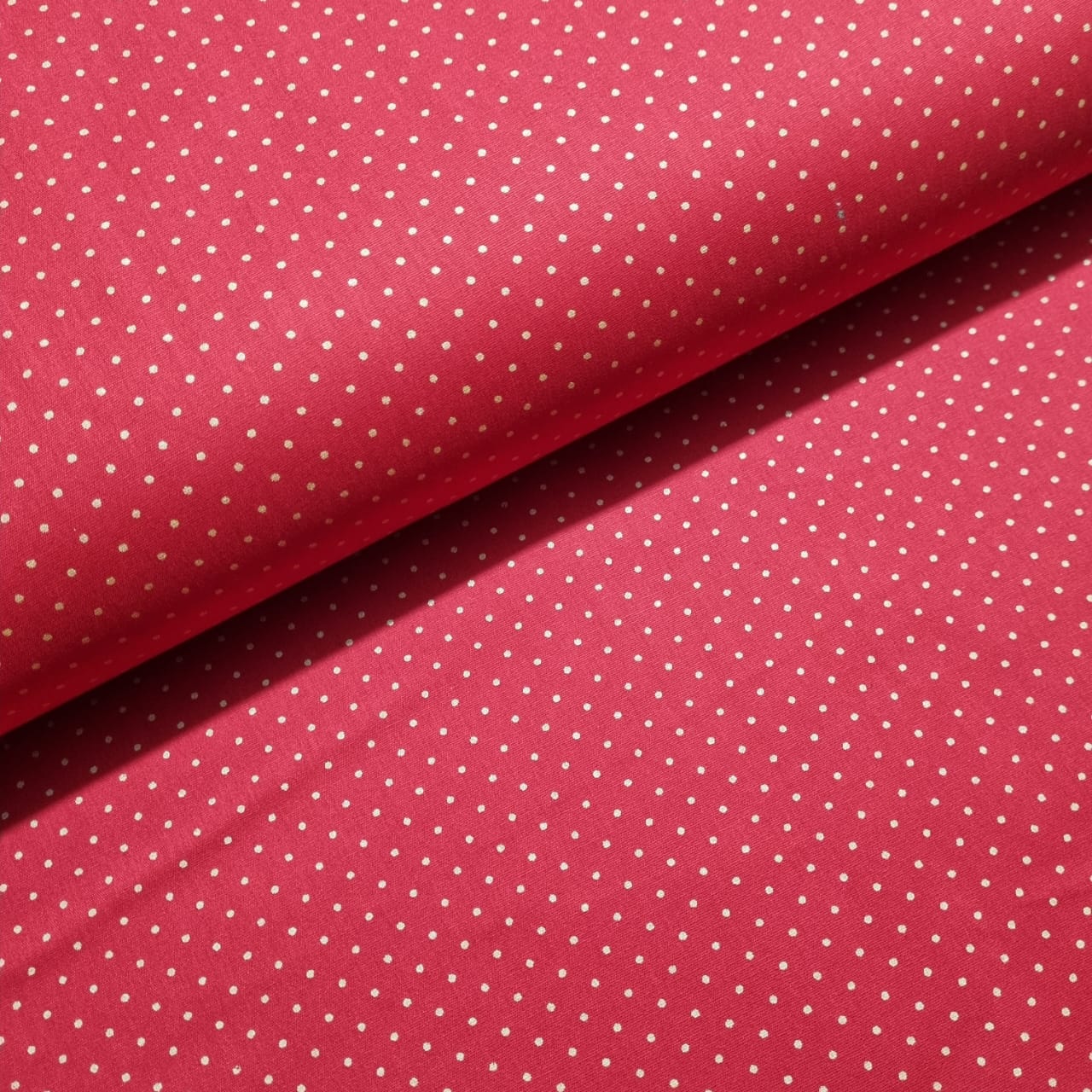 Tecido Tricoline Natalino Poa Dourado fd Vermelho