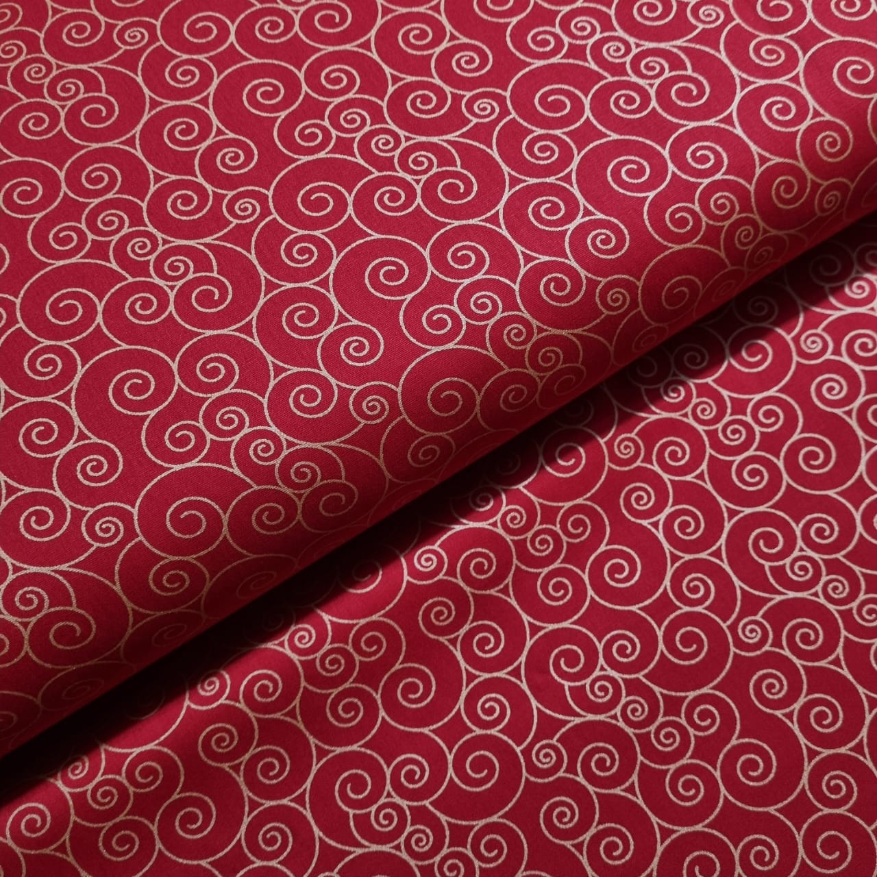 Tecido Tricoline Natalino Arabescos Dourado fd Vermelho