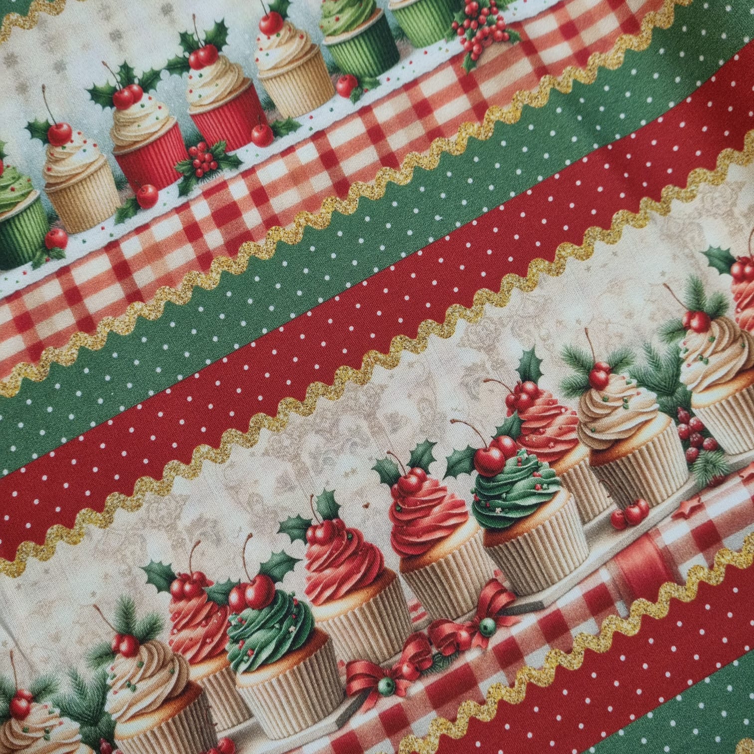 Tecido Digital Barrado Natalino Cupcakes