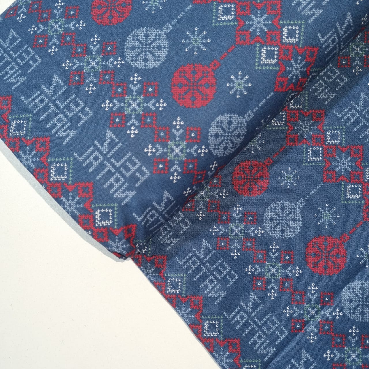 Tecido Natal Círculo Flocos de Beve e Enfeites fd Azul.