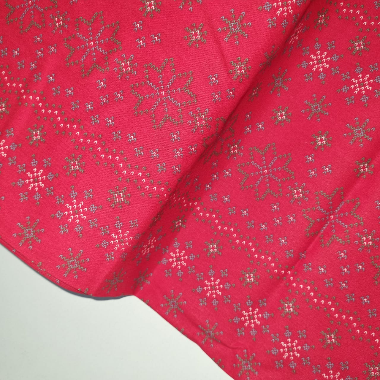 Tecido Natal Círculo Flocos de Neve Douradas fd Vermelho