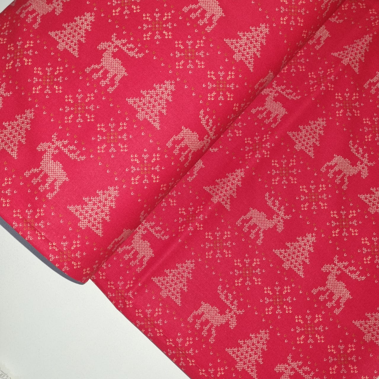 Tecido Natal Círculo Renas e Arvores Douradas fd Vermelho