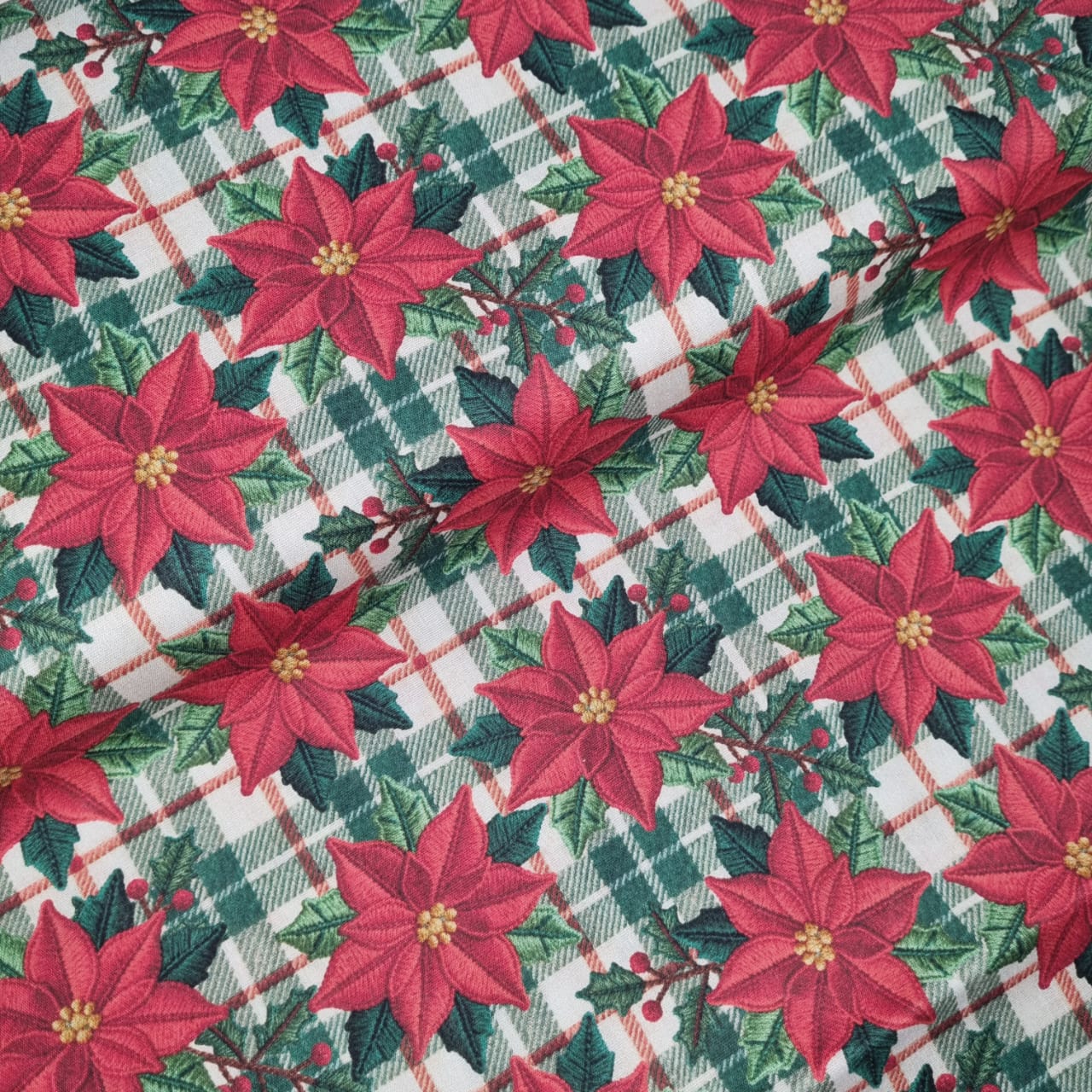 Tecido Tricoline Digital Natalino Ponsétias Vermelhas fd Xadrez Verde com Vermelho