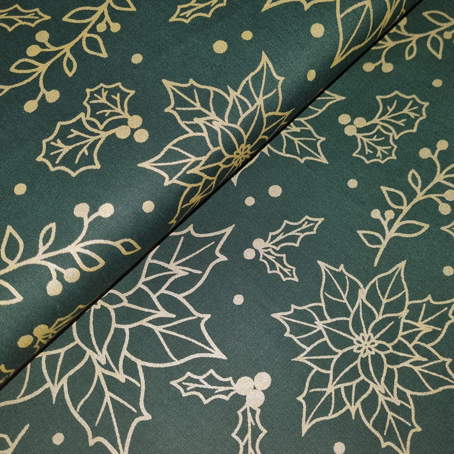Tecido Tricoline Natalino Contorno de Flores Dourado fd Verde