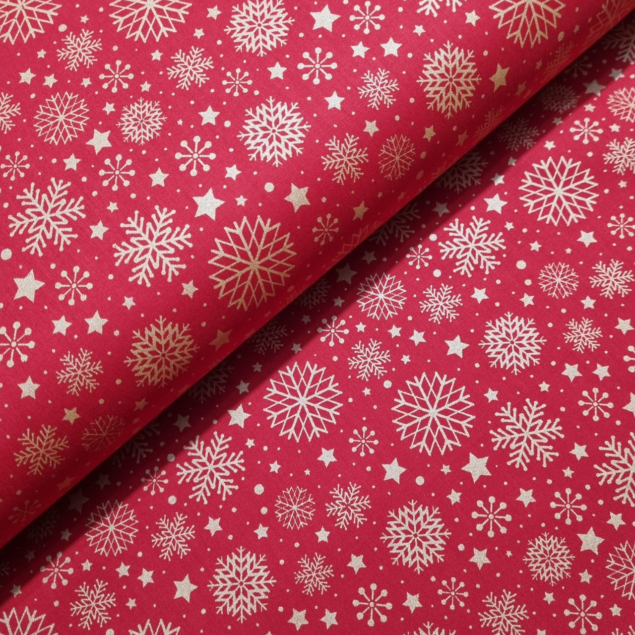 Tecido Tricoline Natalino Flocos de Neve Dourado fd Vermelho 