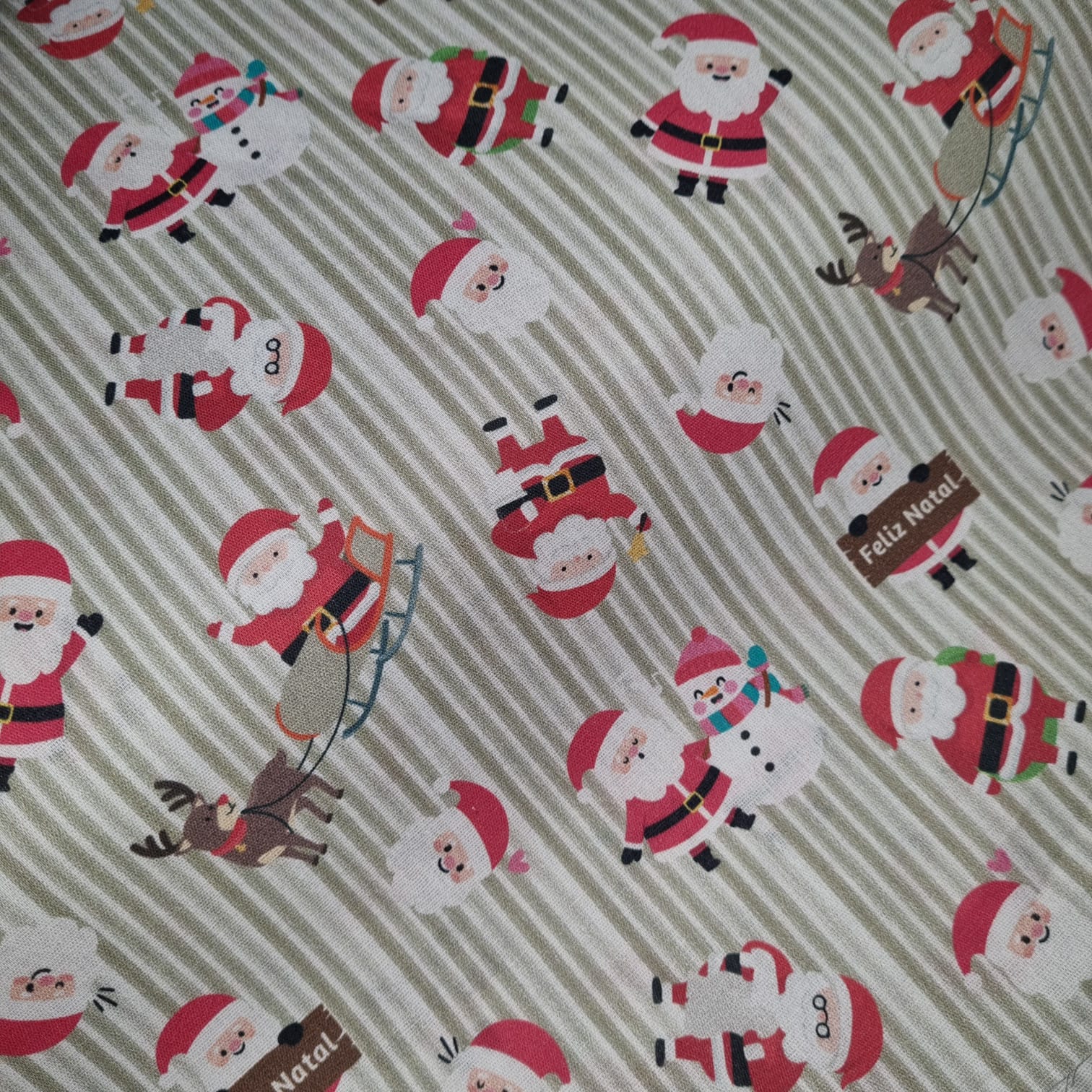 Tecido Tricoline Natalino Papai Noel fd Listras Bege