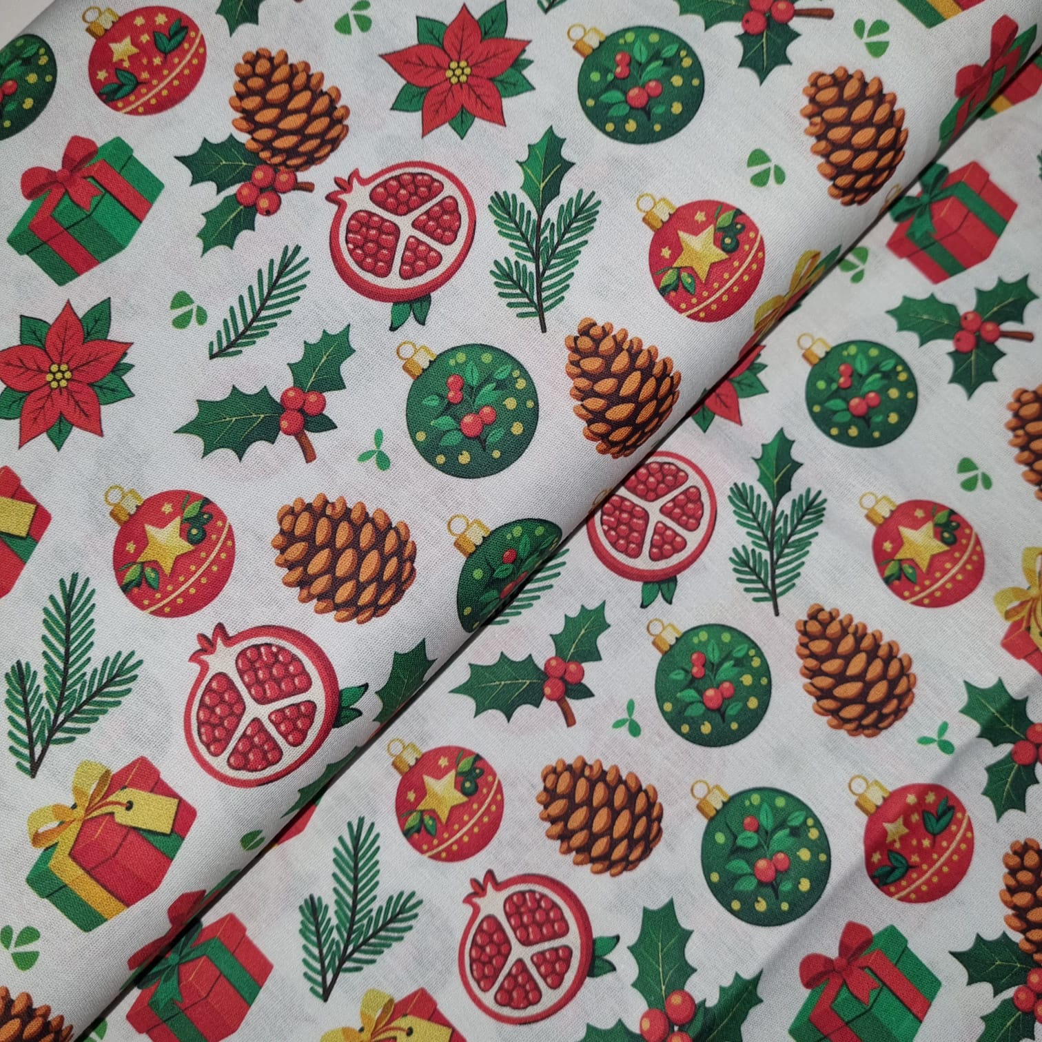 Tecido Tricoline Natalino Pinhas e Romãs de Natal