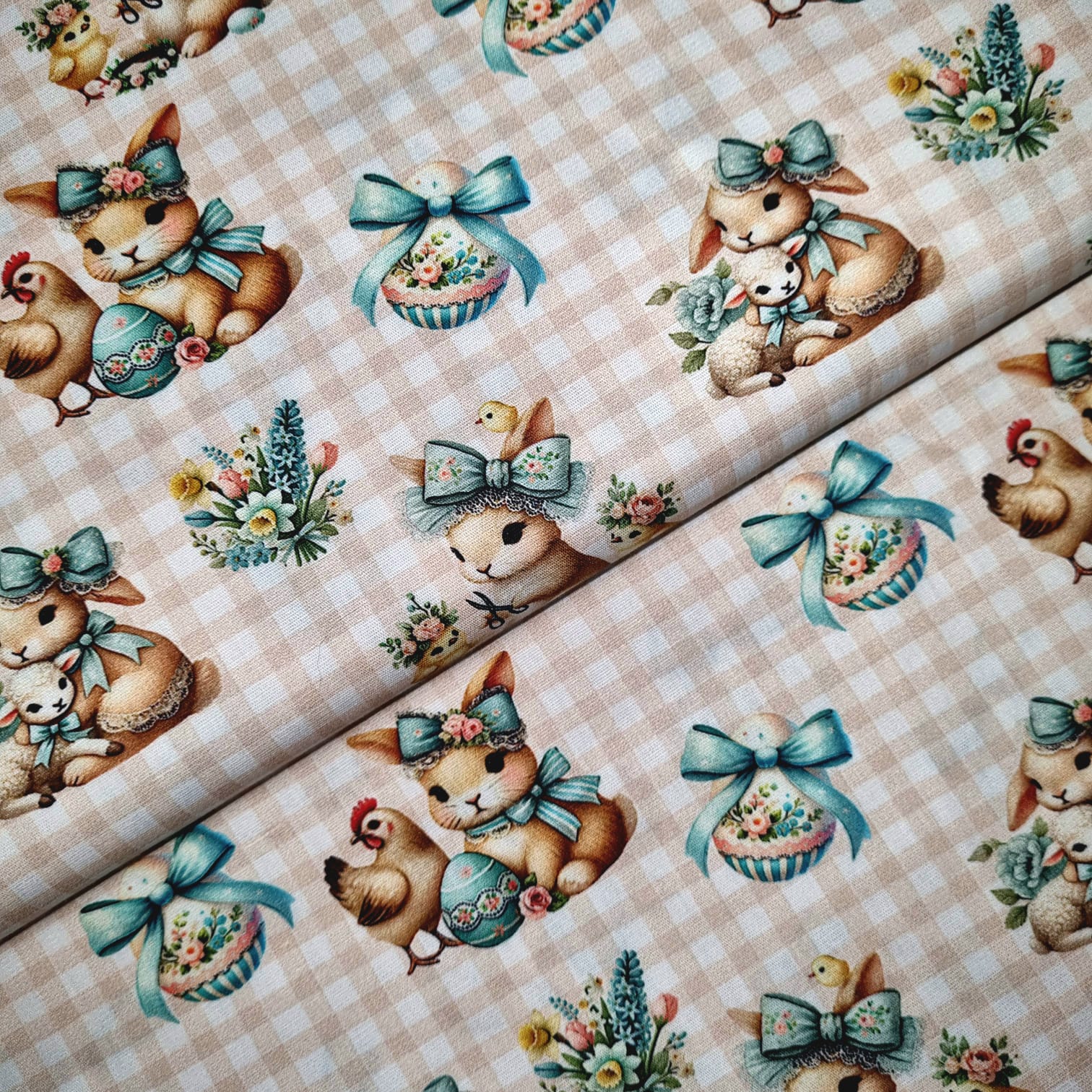 Tecido Tricoline Digital Pascoa  Coelinha  Seus Amigos e Ovos Decorados  Fundo Xadrez Bege