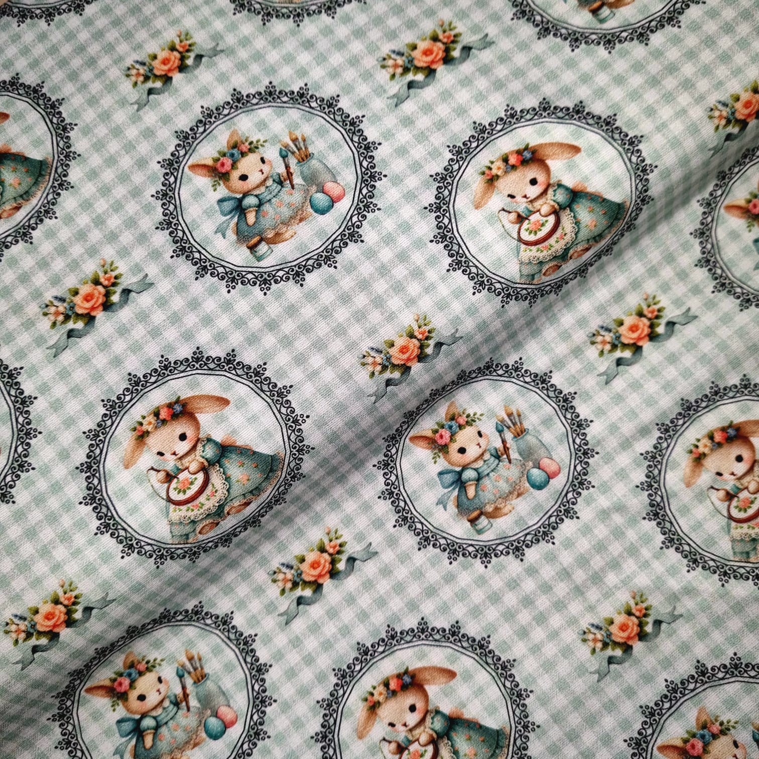 Tecido Tricoline Digital Pascoa Porta Retrato Coelinha Fundo Xadrez Verde  