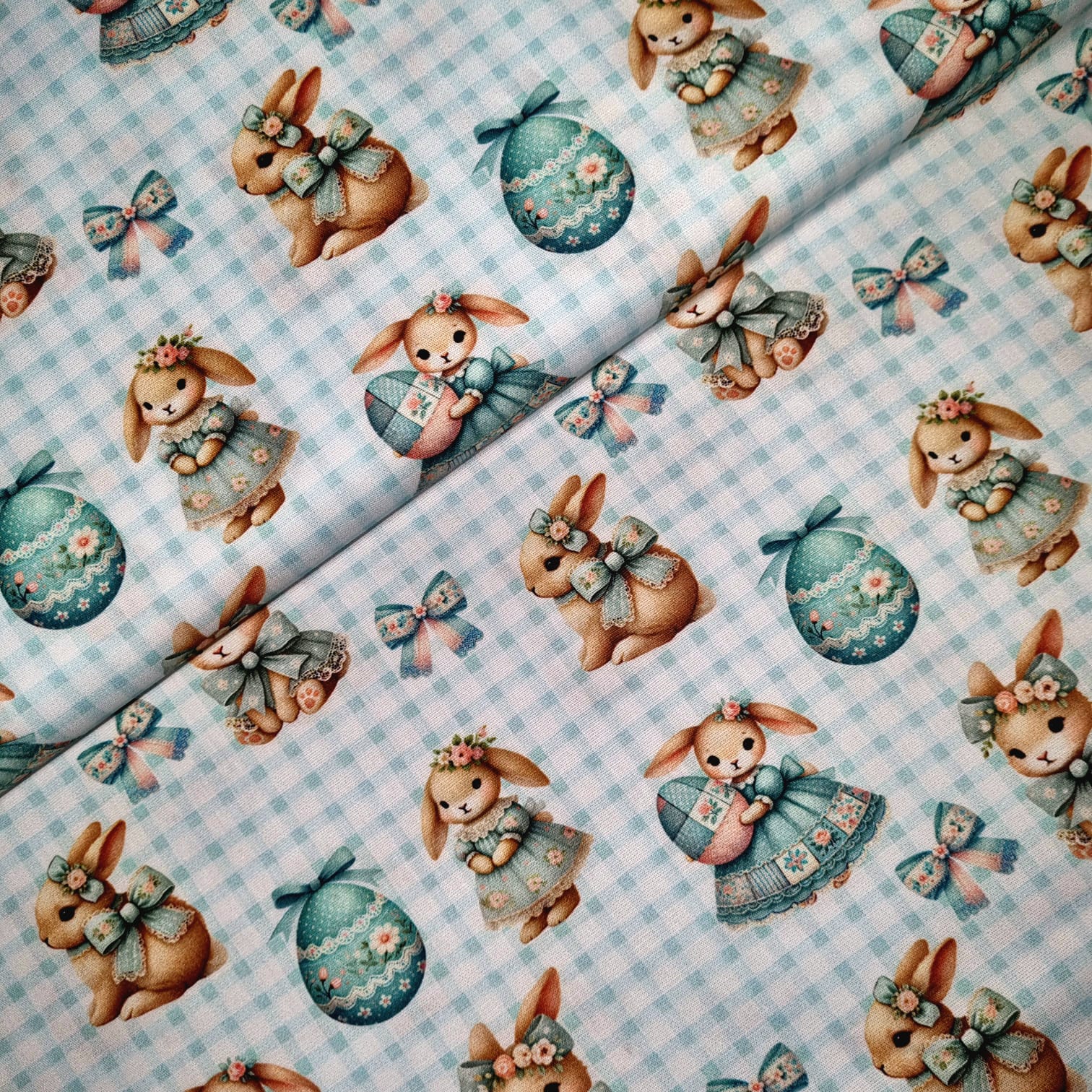 Tecido Tricoline Digital Pascoa Coelinhas e Ovos Decorados Fundo Xadrez Azul