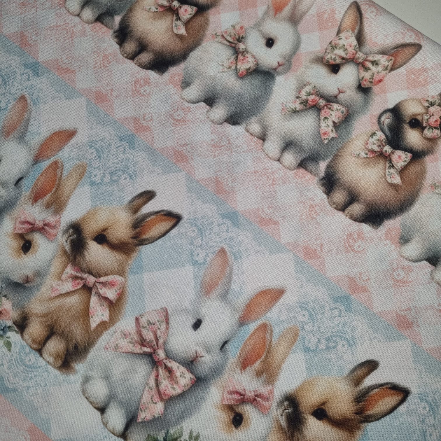 Tecido Tricoline Digital Barrado Páscoa Coelhinhos com Laços  Realistas