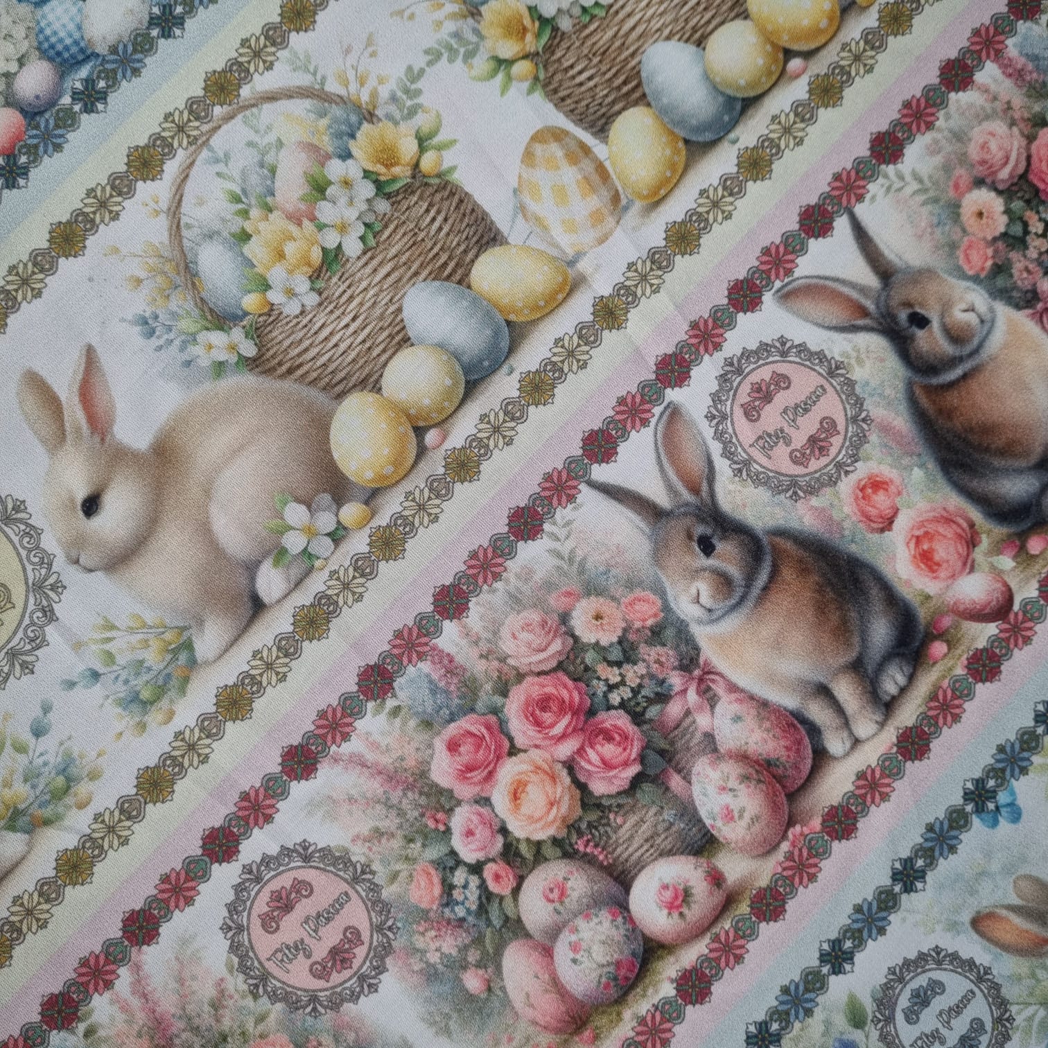 Tecido Tricoline Digital Barrado Páscoa Coelhinhos e Flores