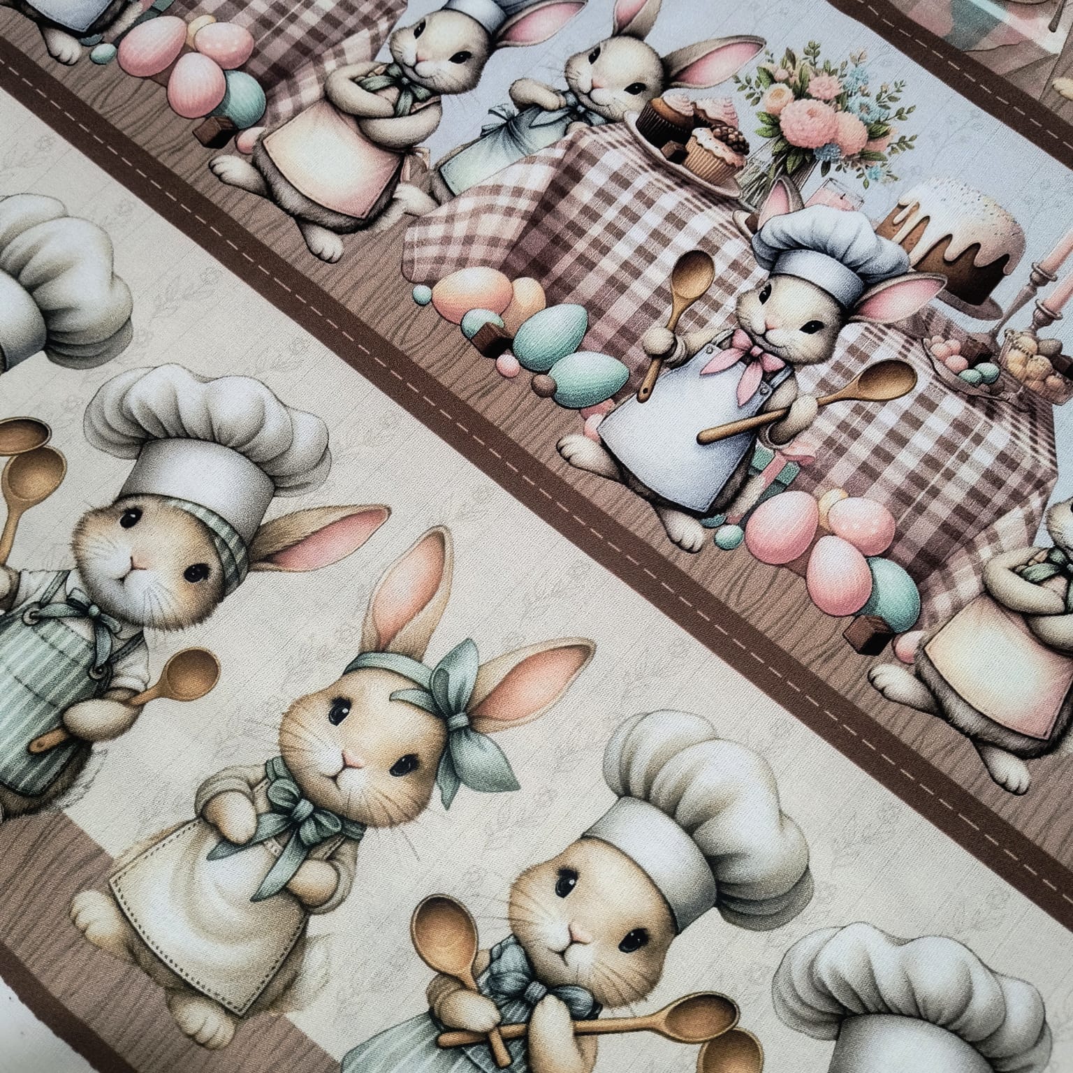 Tecido Tricoline Digital Barrado Páscoa Coelhos Confeiteiros