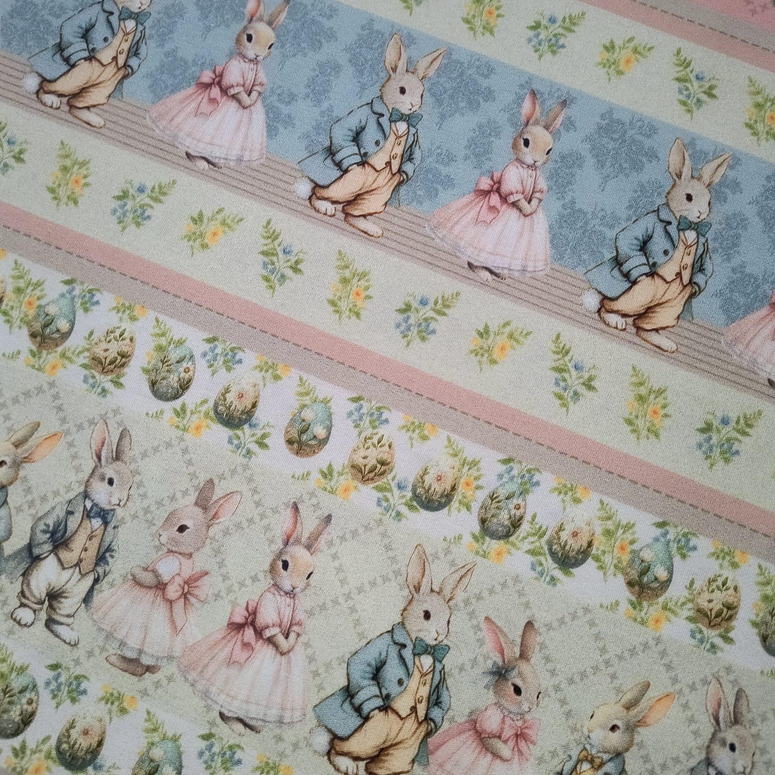 Tecido Tricoline Digital Barrado Páscoa Coelhos Vintage