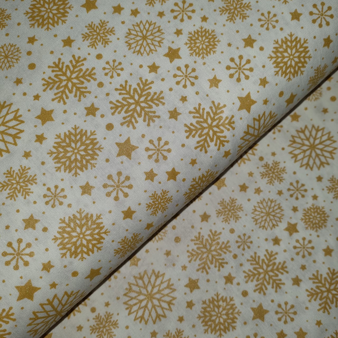 Tecido Tricoline Flocos de Neve em Dourado