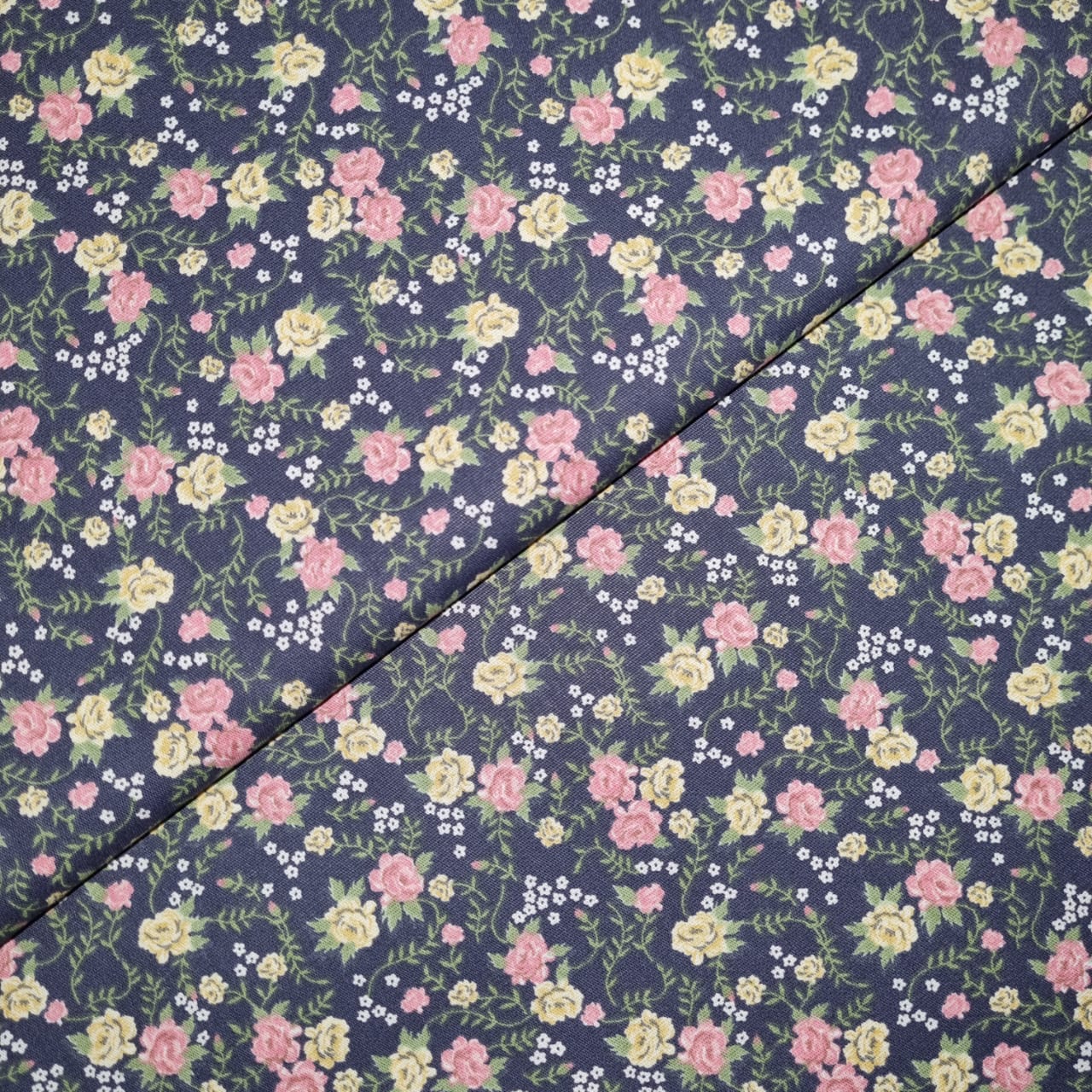 Tecido Tricoline Floral fd Azul Marinho