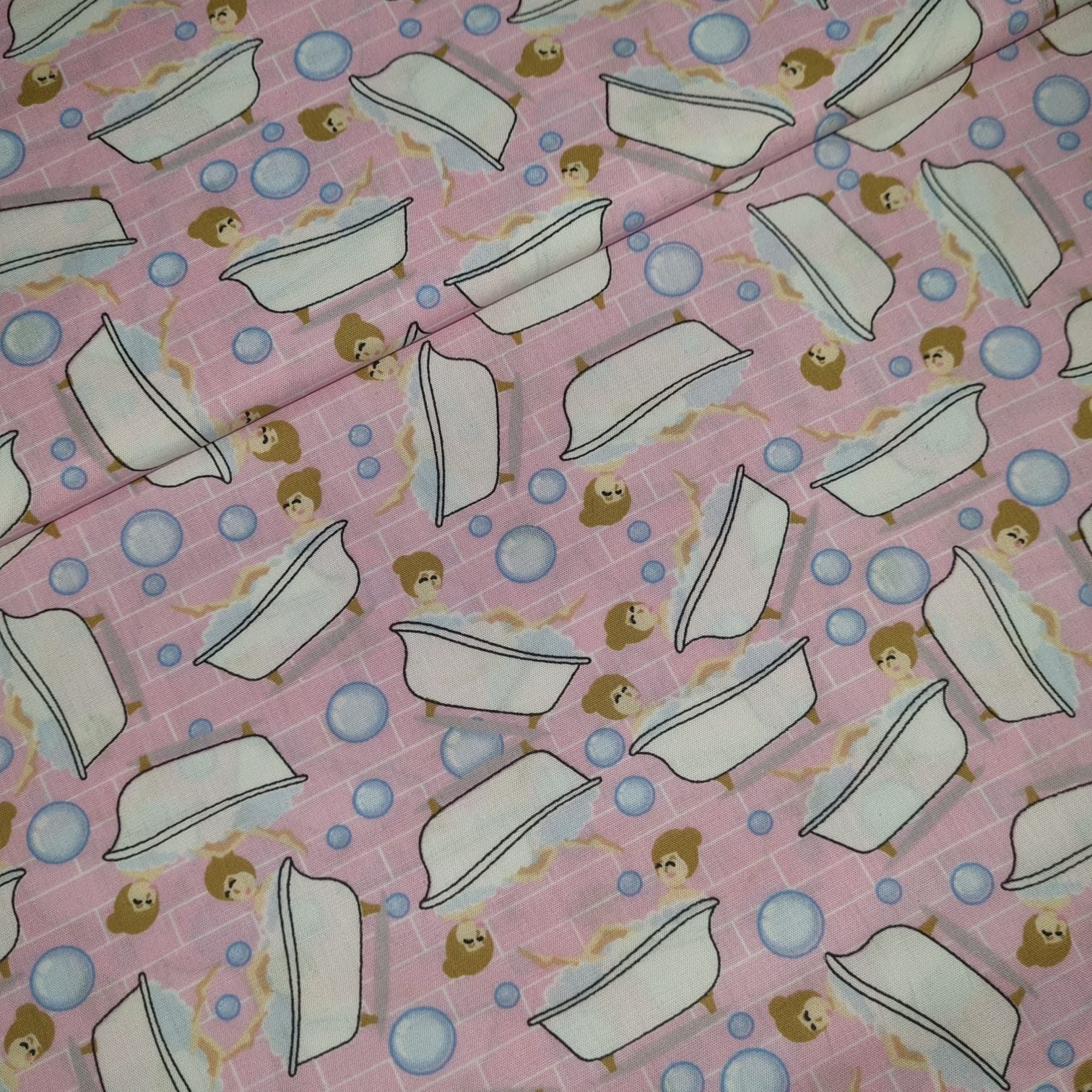 Tecido Tricoline Menina na Banheira fd Rosa