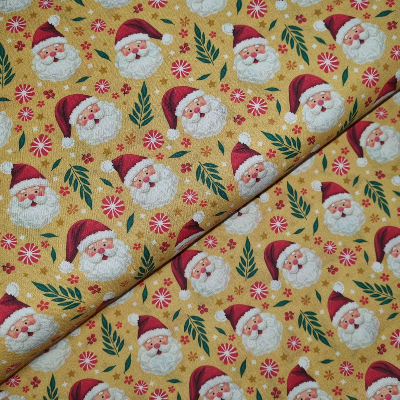 Tecido Tricoline Rostinhos de Papai Noel Fd Amarelo