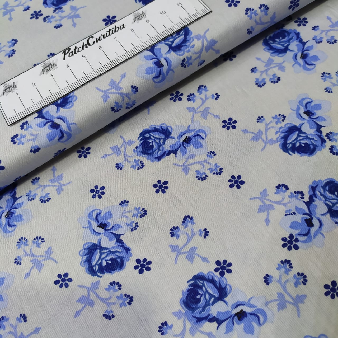 Tecido Tricoline Floral Azul e Cinza