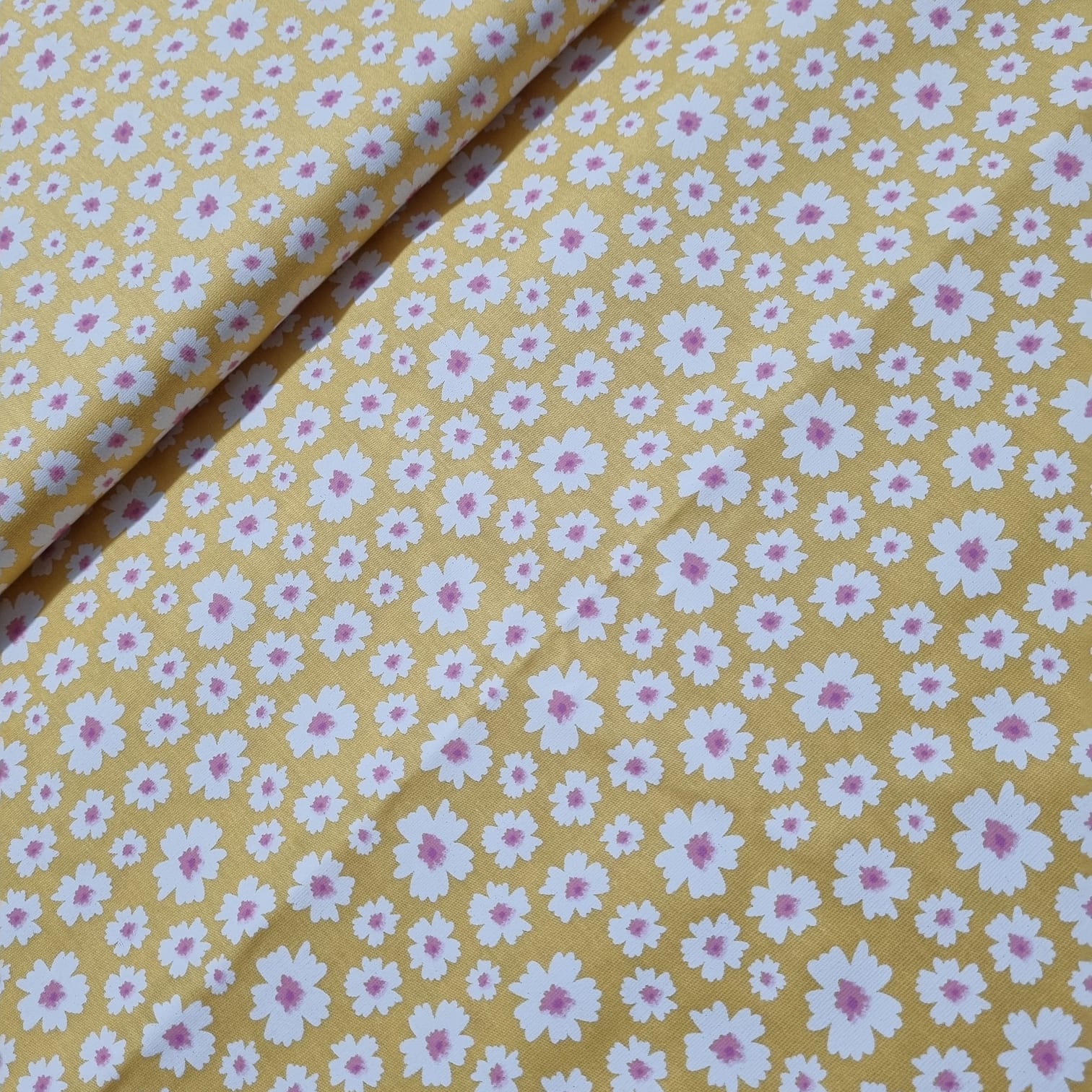 Tecido Tricoline Margaridas fd Amarelo