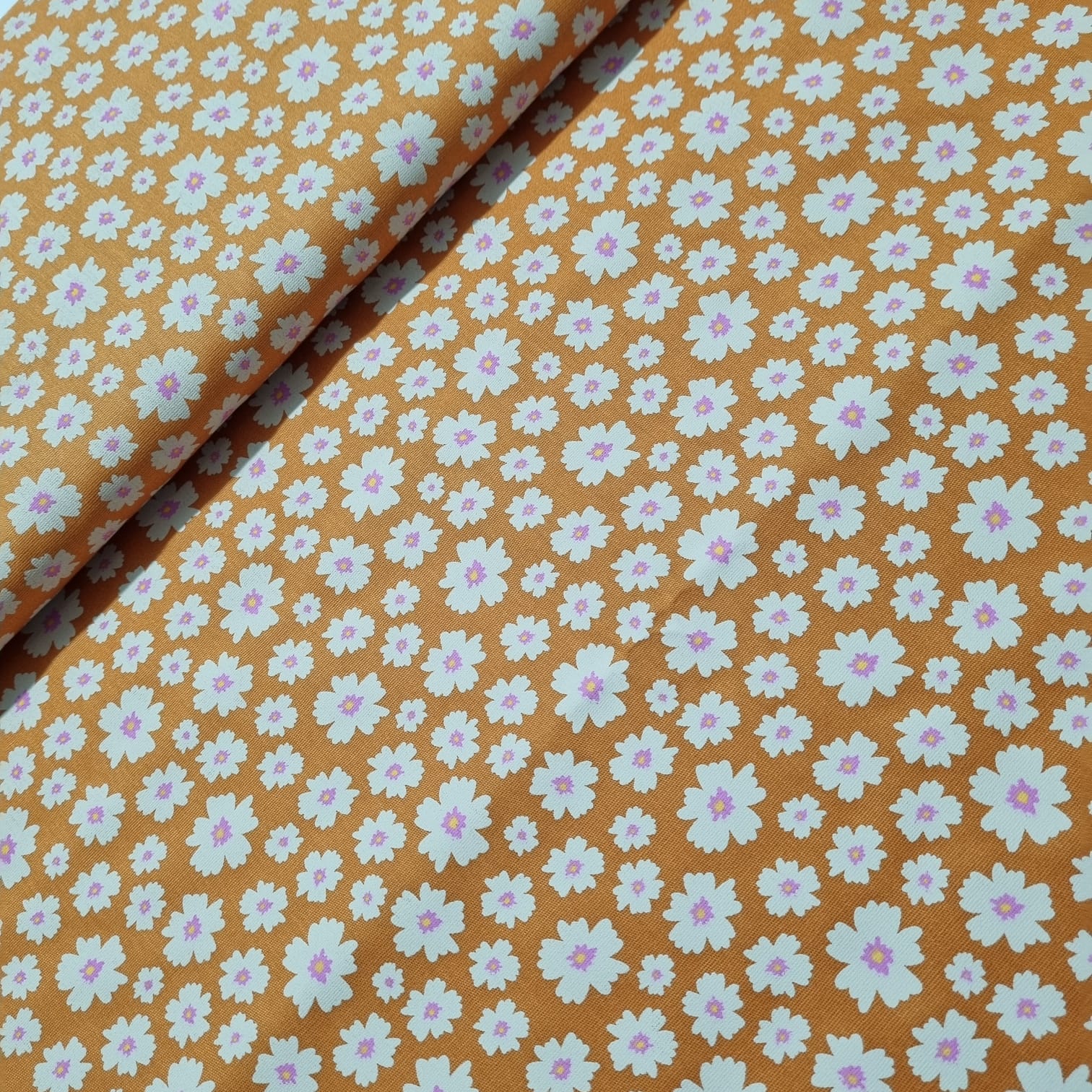 Tecido Tricoline Margaridas fd Laranja