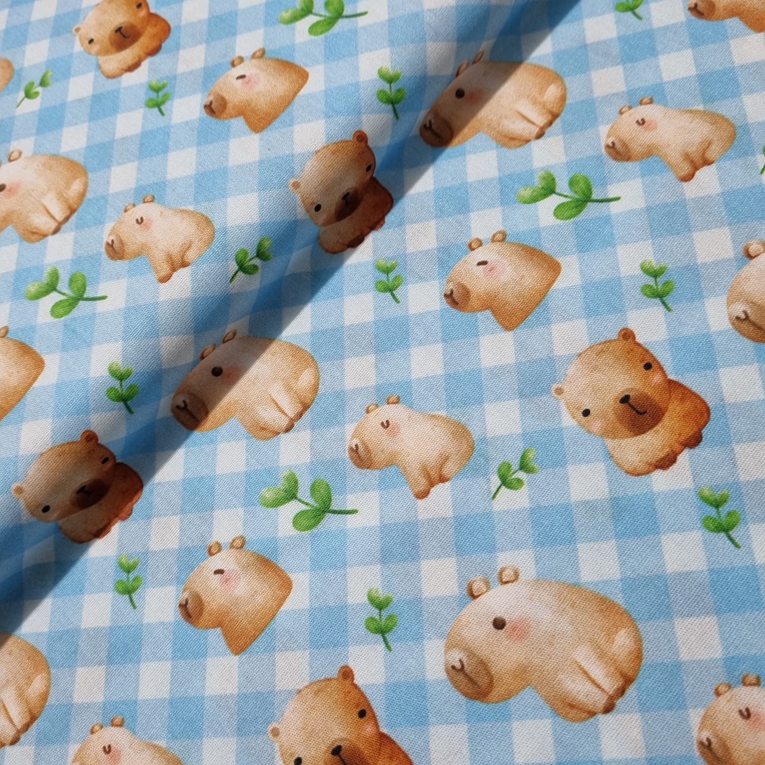 Tecido Tricoline Capivara com fd Xadrez