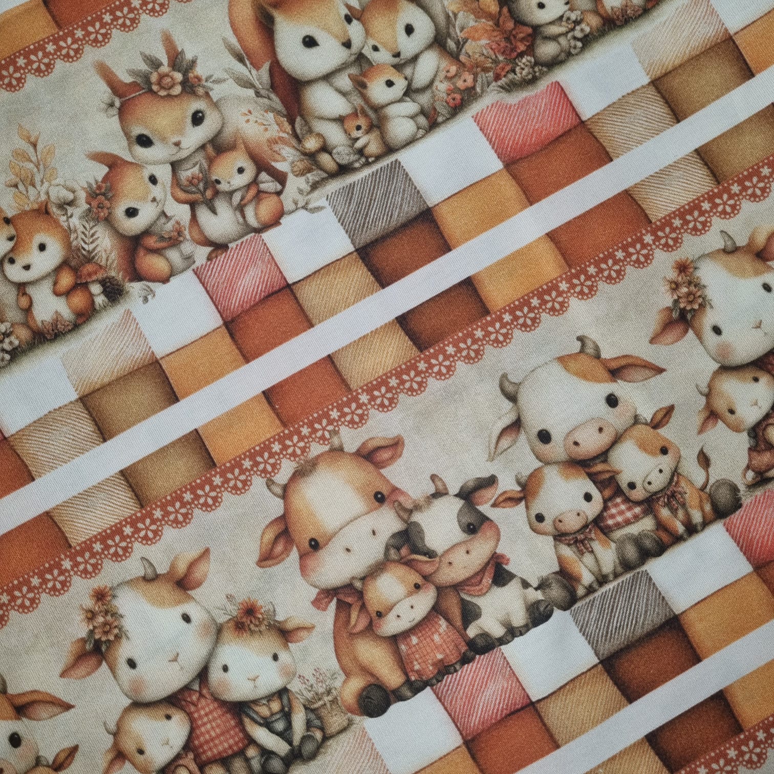 Tecido Tricoline Barrado Digital Animais Fofos Marrom e Branco  