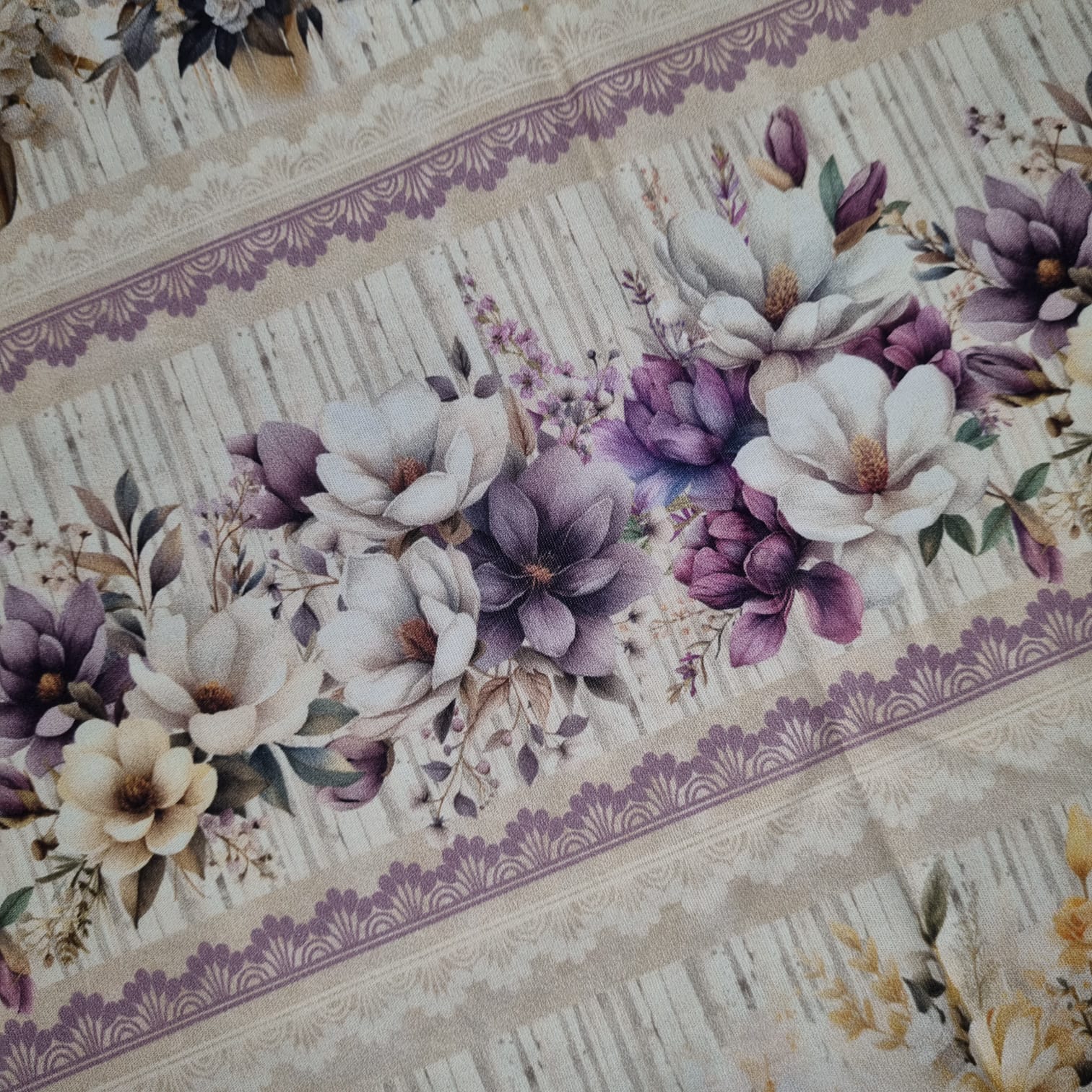 Tecido Tricoline Digital Barrado Floral Lilas e Amarelo