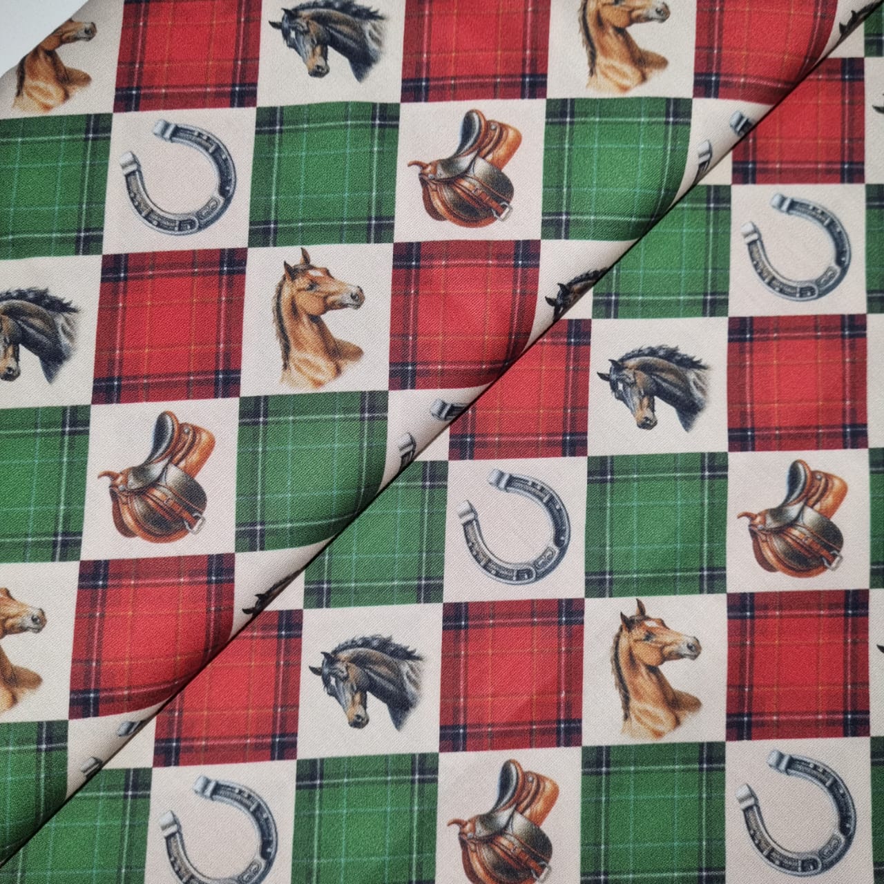Tecido Tricoline Digital Coleção Campo & Tradição Cavalos e Selas Xadrez