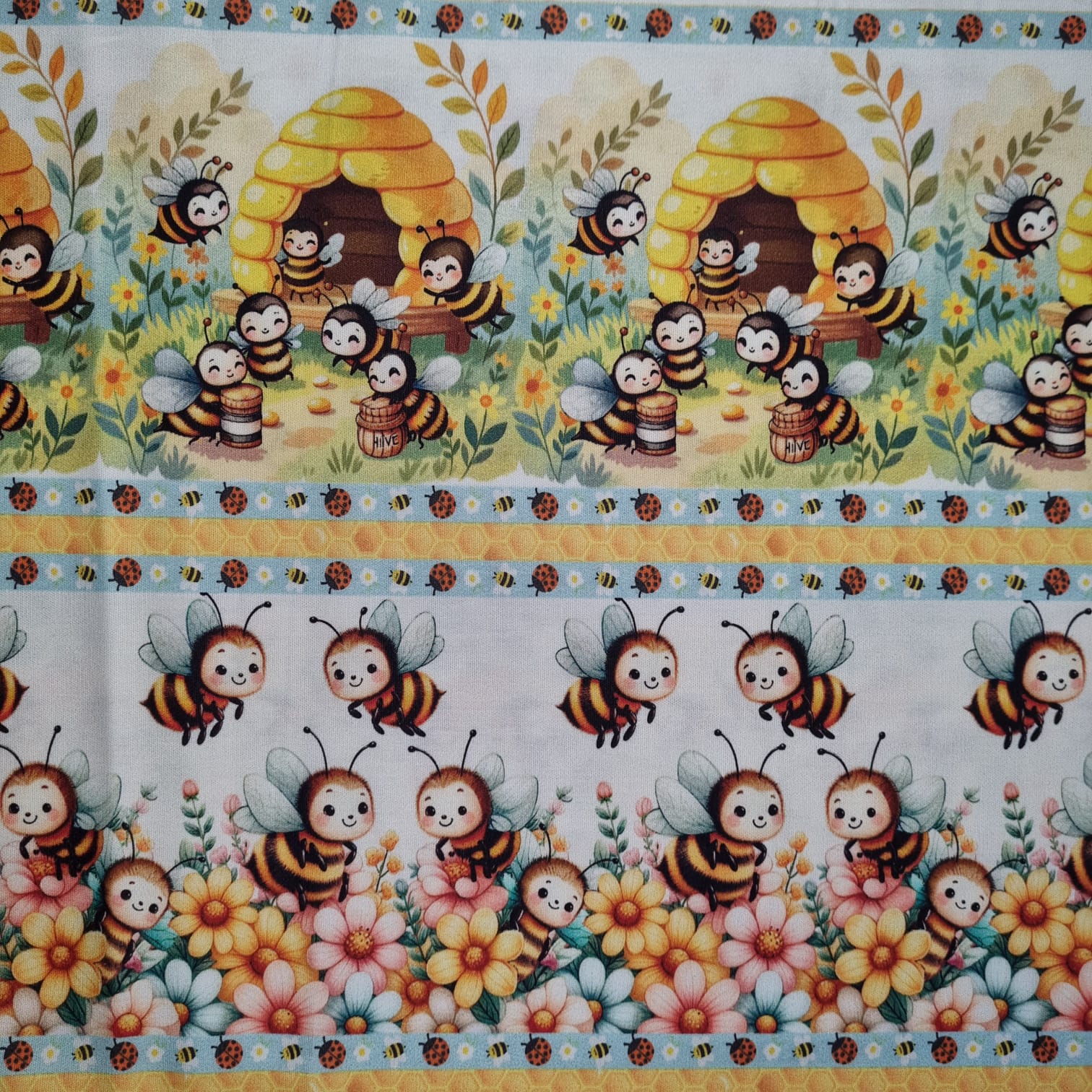 Tecido Tricoline Digital Coleção Lady Bees Barrado Joaninhas e Abelinhas