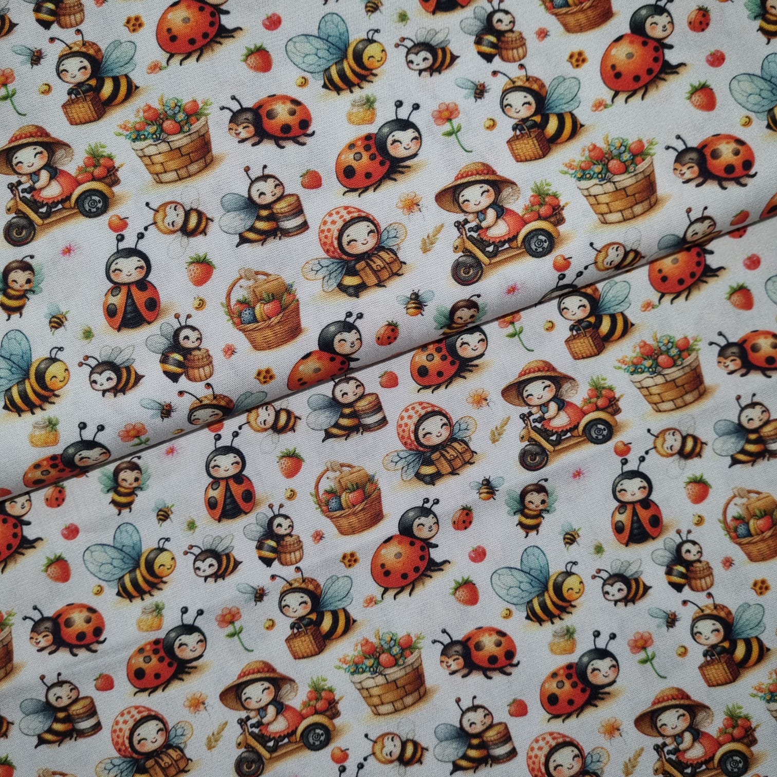 Tecido Tricoline Digital Coleção Lady Bees Joaninhas e Abelhas