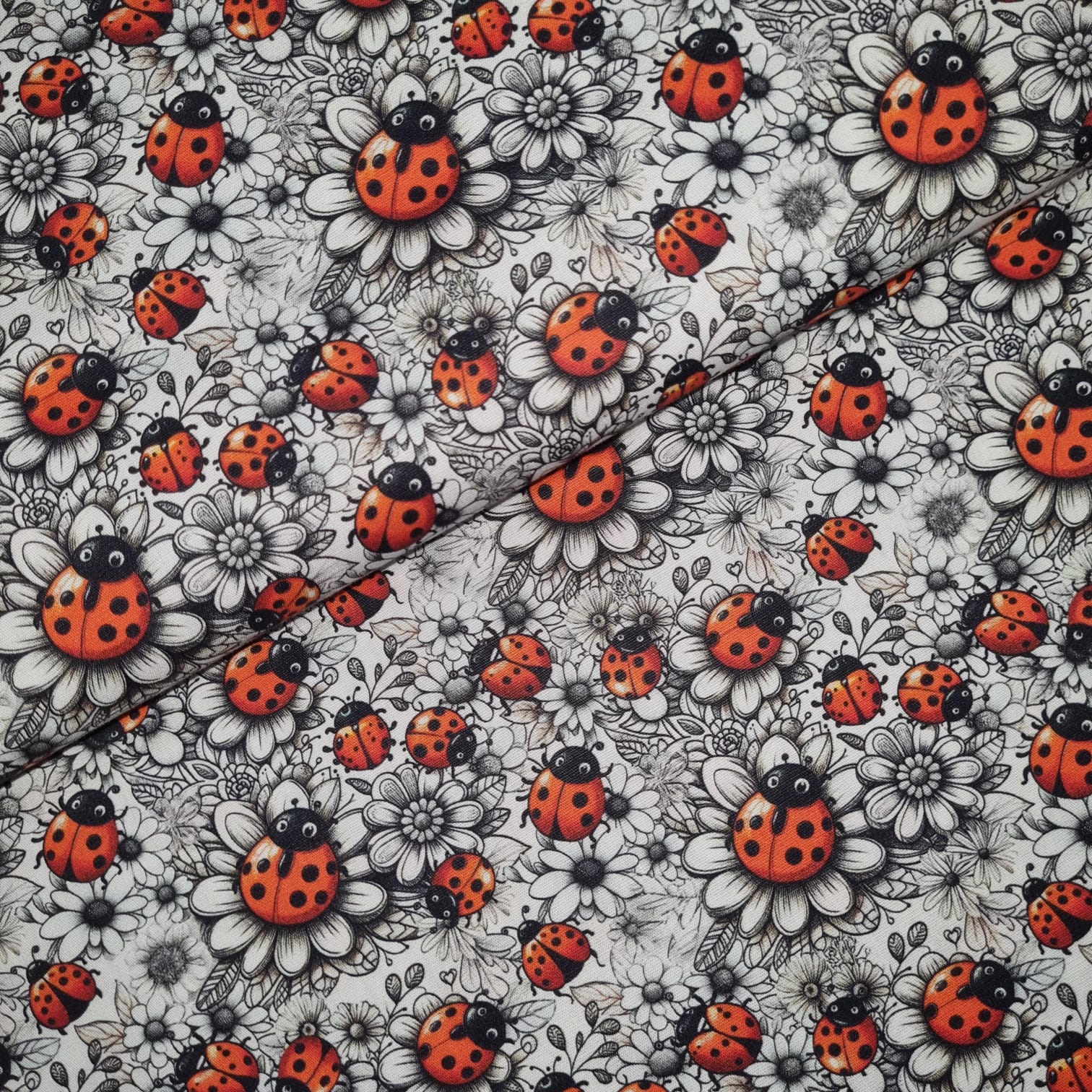 Tecido Tricoline Digital Coleção Lady Bees Preto e Branco Joaninhas e flores