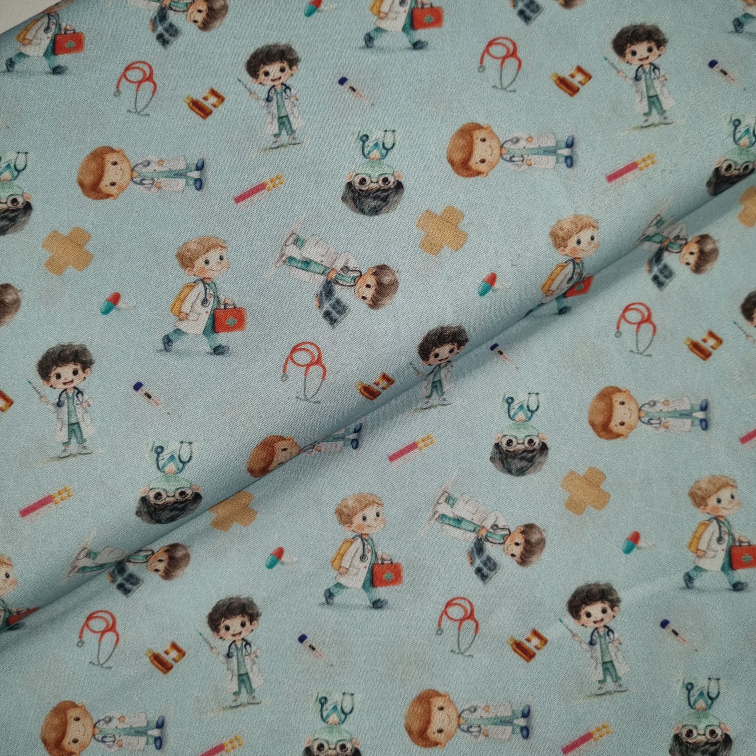 Tecido Tricoline Digital Coleção Profissões Médicos e Enfermeiros fd Azul