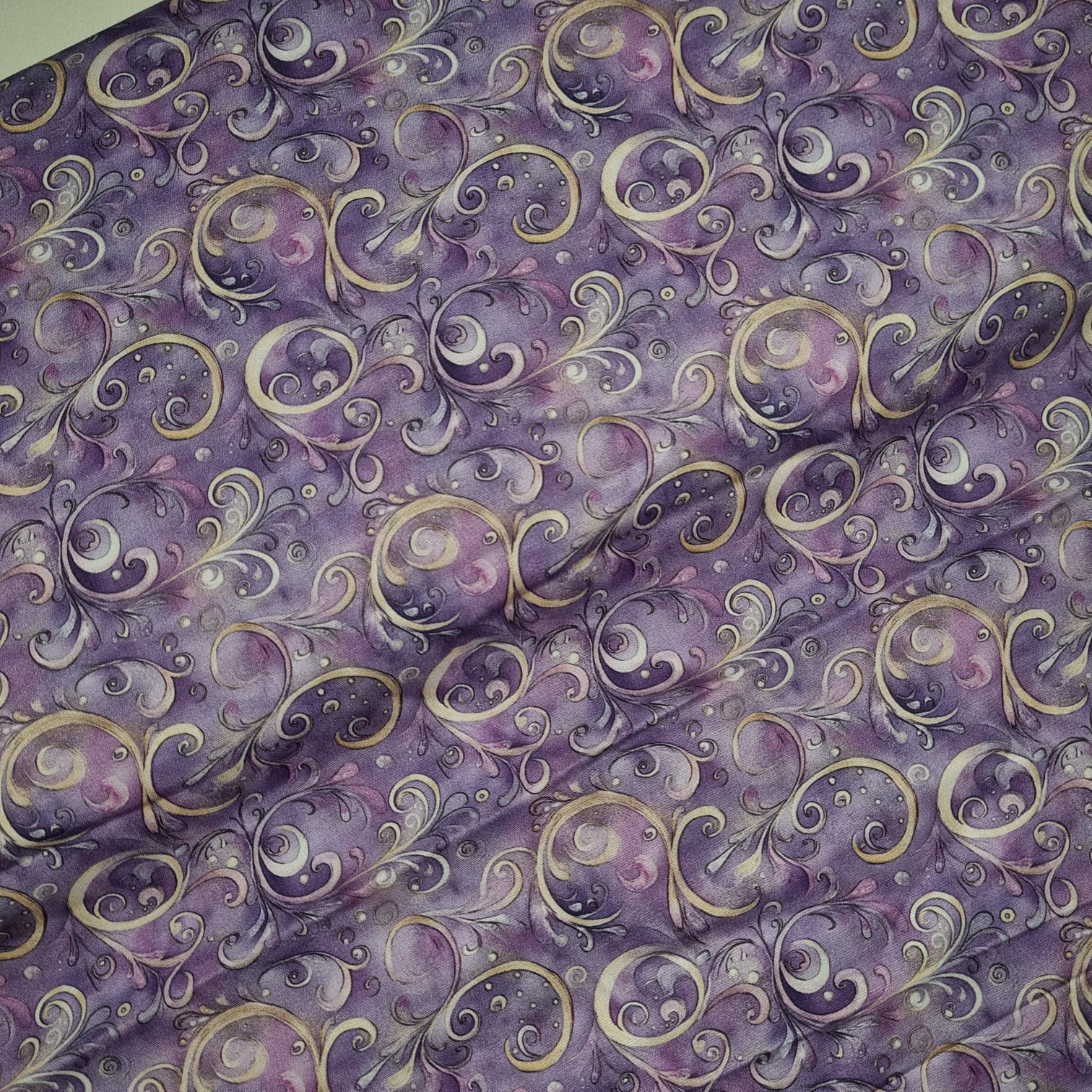 Tecido Tricoline Digital Lavender Arabescos Dourados