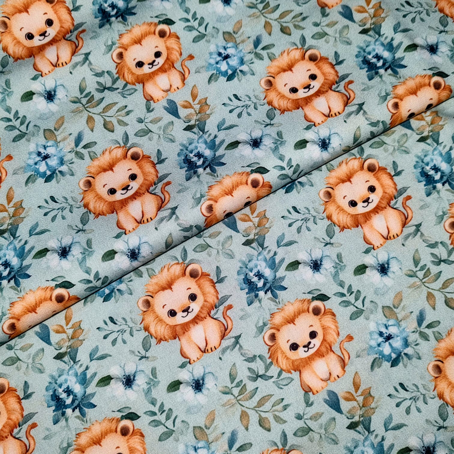 Tecido Tricoline Digital Leãozinho com Flores Azuis