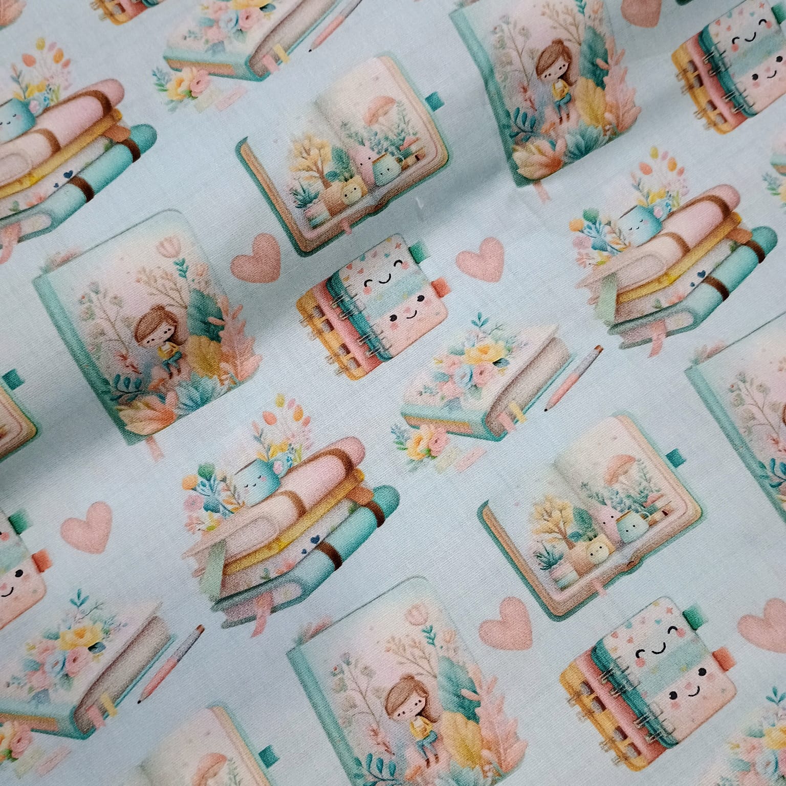 Tecido Tricoline Digital Volta as Aulas Livros e Cadernos