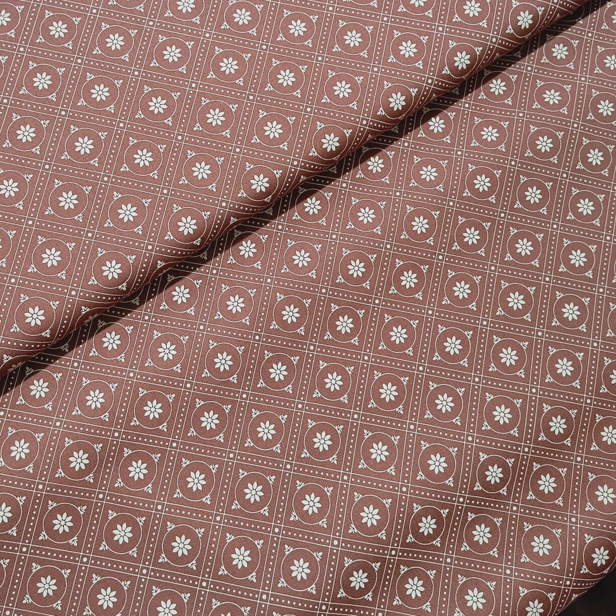 Tecido Tricoline Geométrico Floral Malva