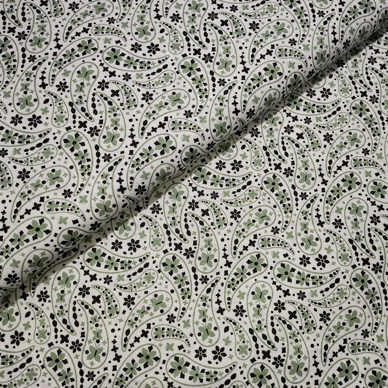 Tecido Tricoline Padrão Paisley Verde e Branco