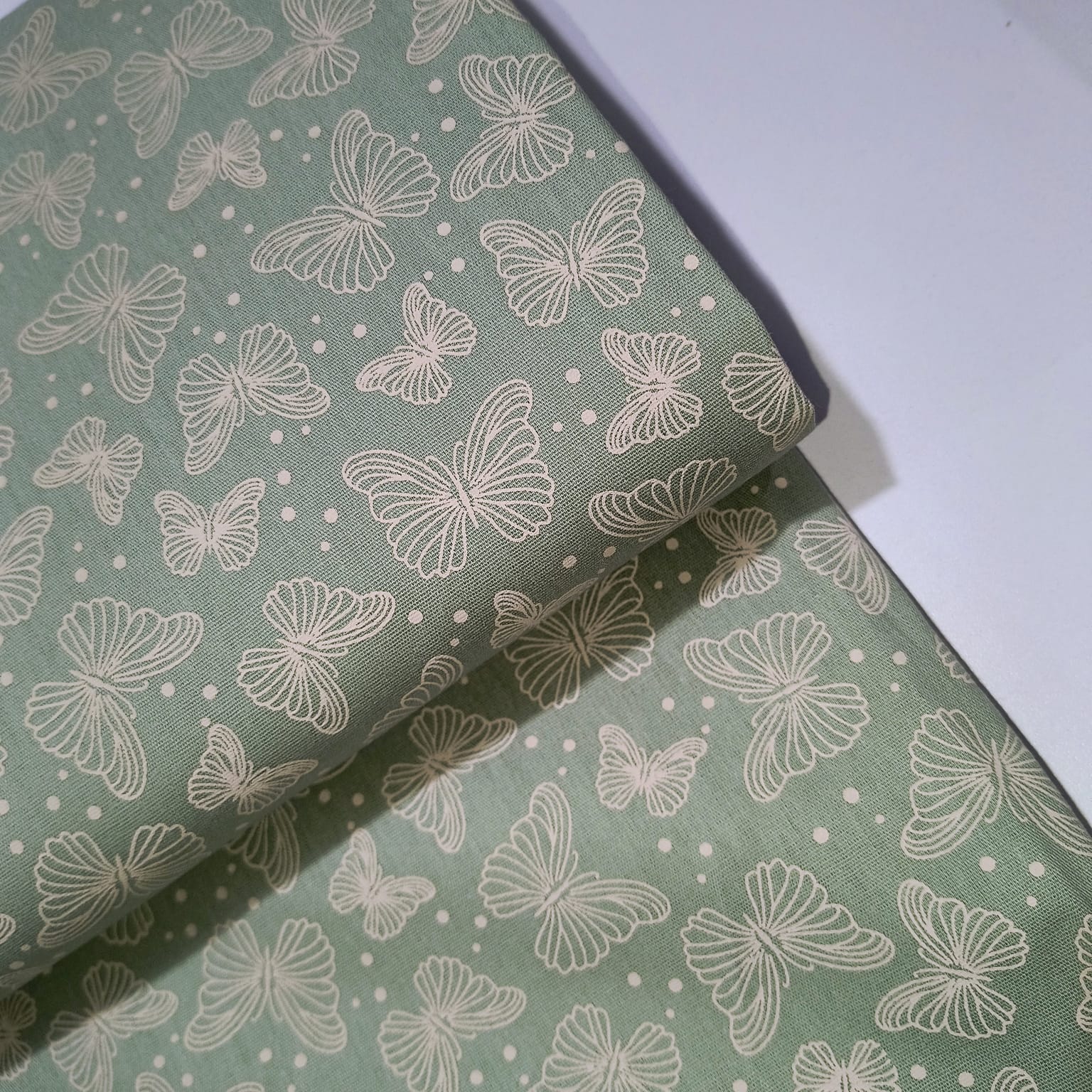 Tecido Tricoline Borboletas fd Verde Abacate