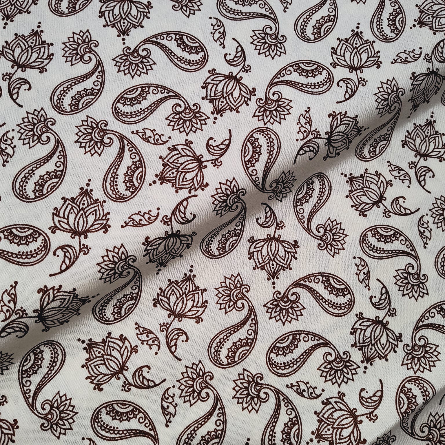 Tecido Tricoline Estampa Paisley Floral Bege com Marrom