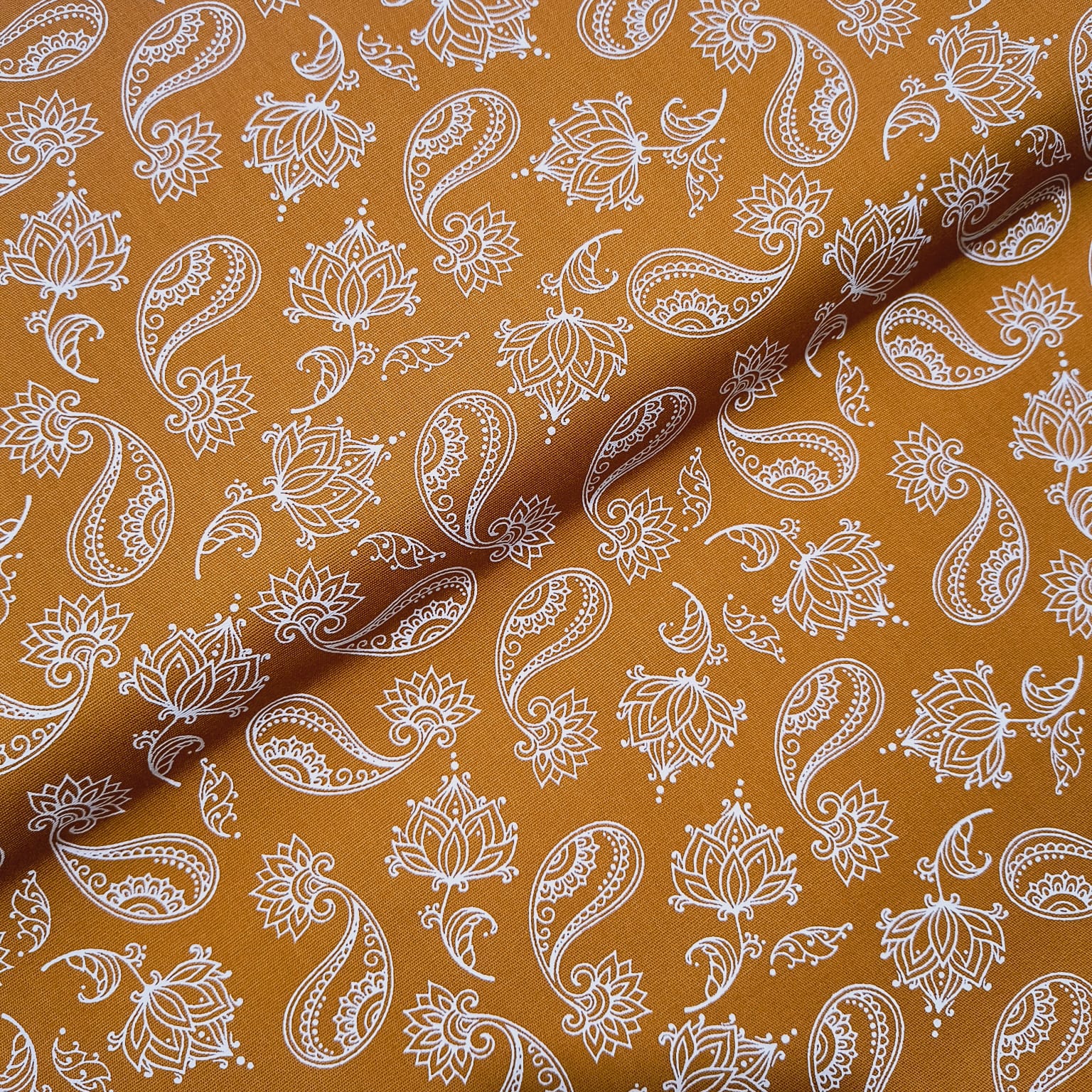 Tecido Tricoline Estampa Paisley Floral Laranja