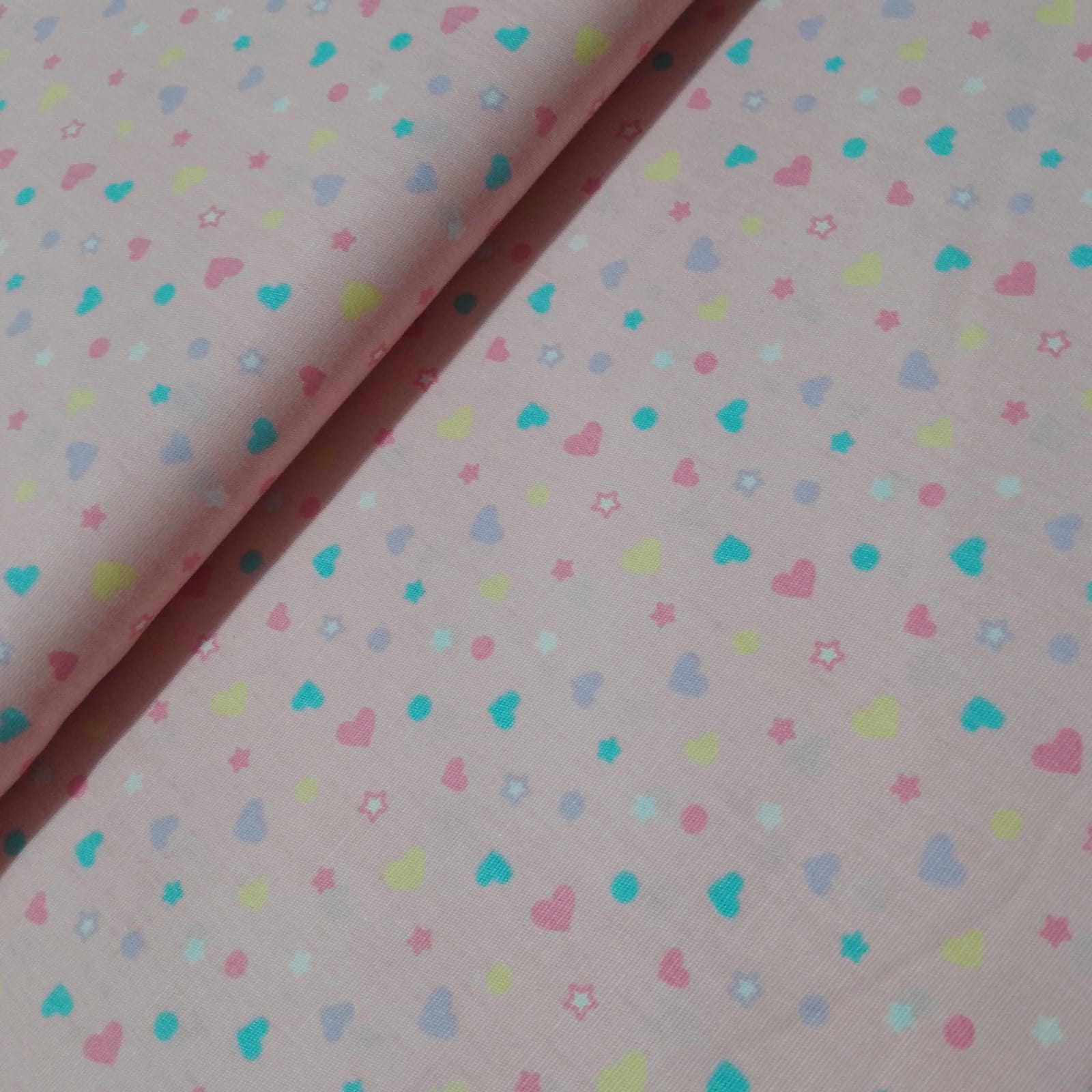 Tecido Tricoline estrelas e corações fundo rosa