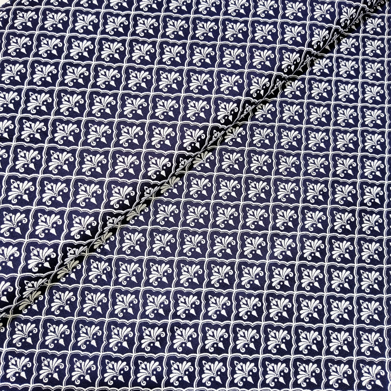 Tecido Tricoline Flor de Lis Azul Marinho