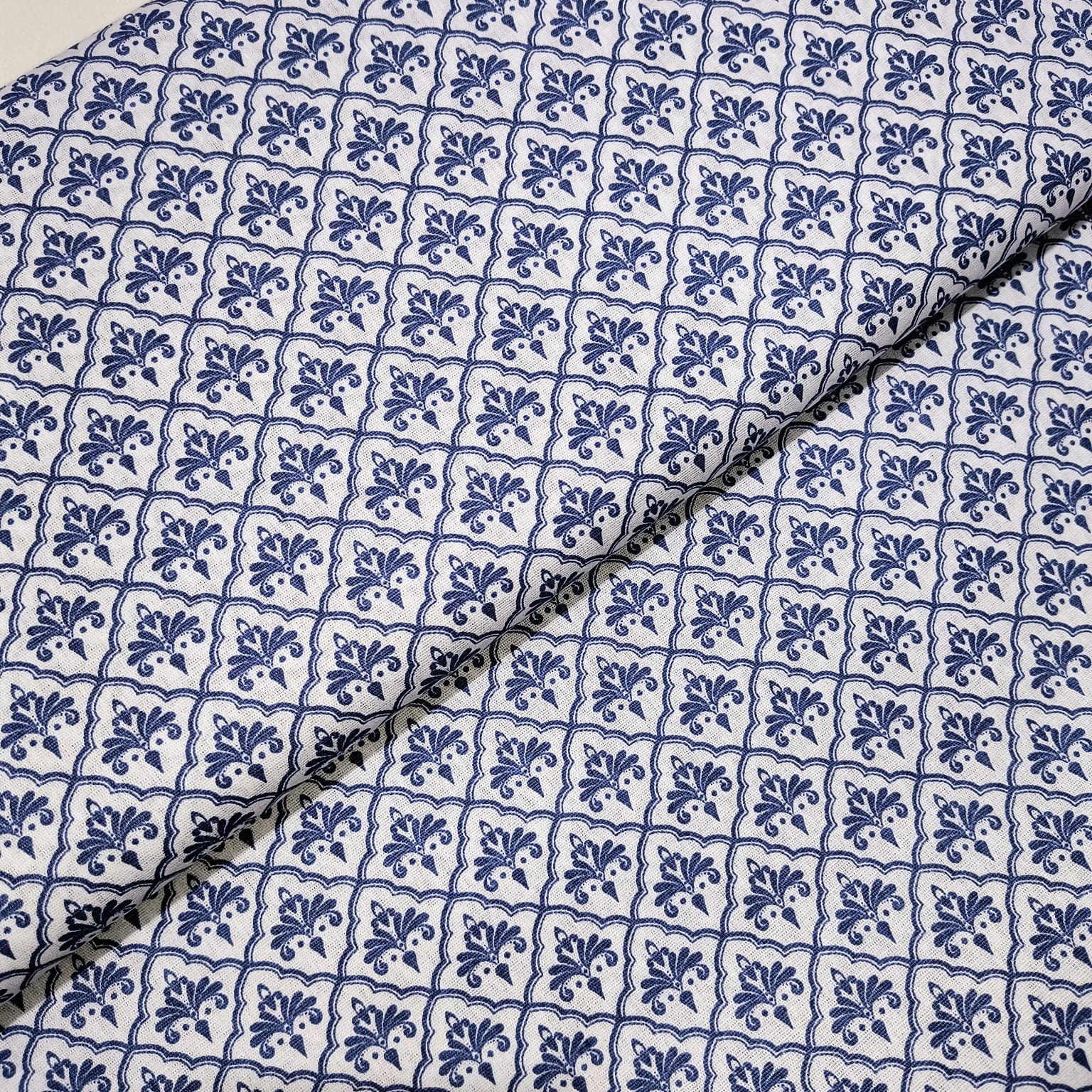 Tecido Tricoline Flor de Lis Branco com Azul