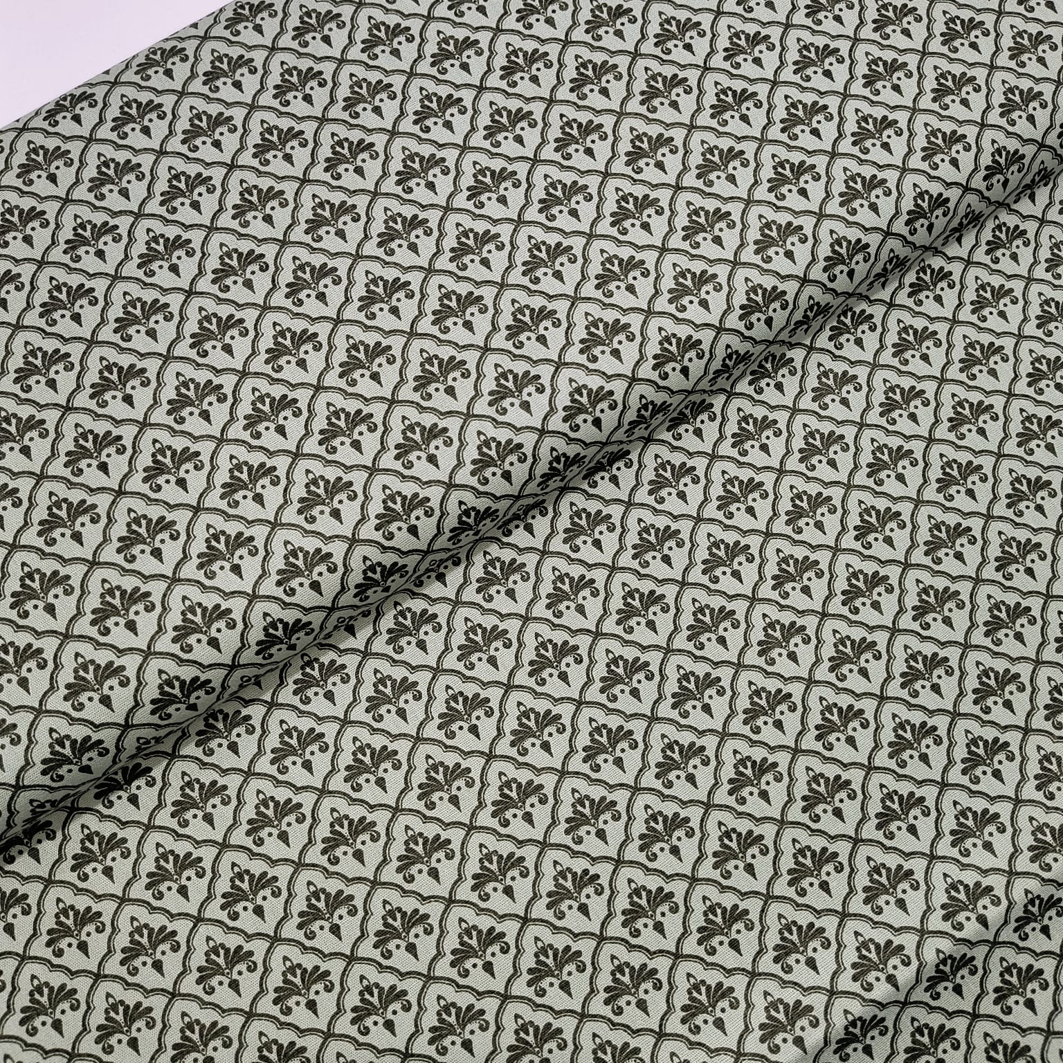 Tecido Tricoline Flor de Lis Verde Oliva